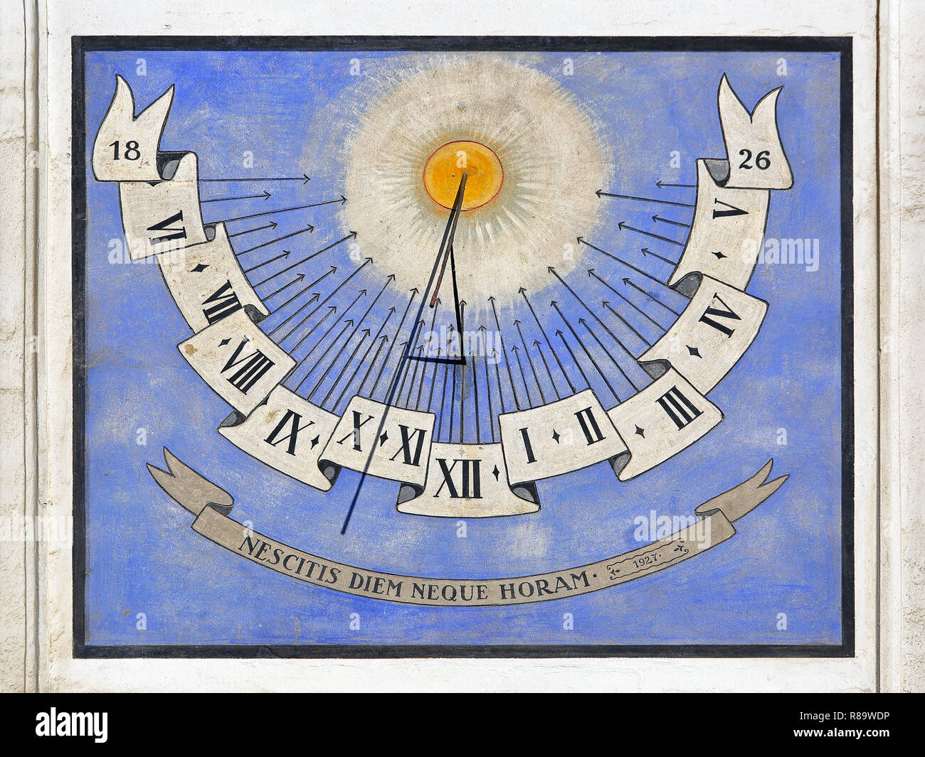 LJUBLJANA, Slowenien - 12. Oktober: Sonnenuhr in Ljubljana am 12. Oktober 2014. Mittelalterliche Sun Dial Clock an der Kirchenmauer in Ljubljana, Slowenien Stockfoto
