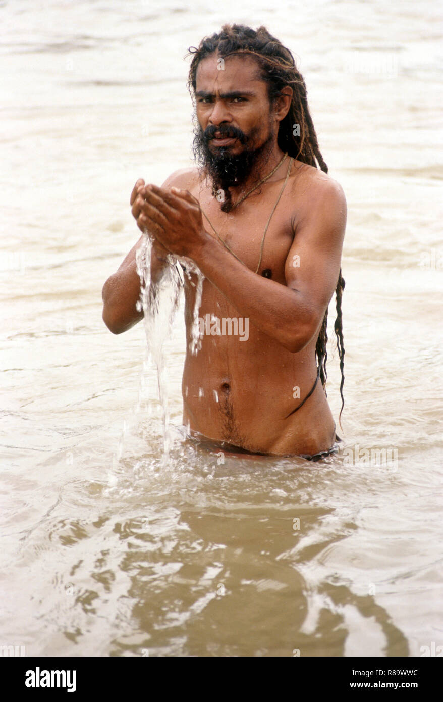 Heiliger Mann (Sadhu) Baden in ramkund, Nashik, kumbhmela 8/9/91, Maharashtra, Indien Stockfoto