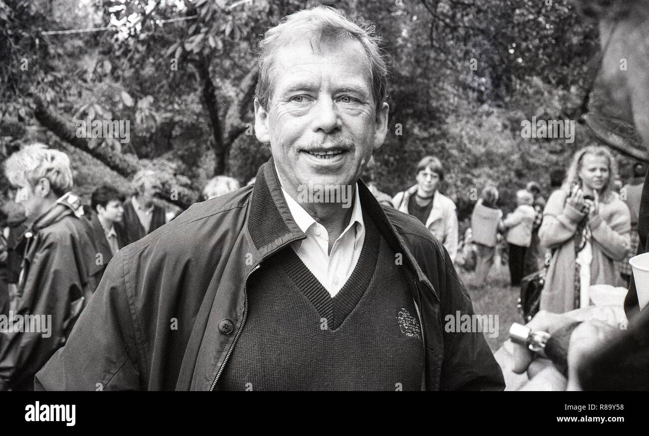 Vaclav Havel im Garten, Hradecek, Tschechische Republik Porträt Stockfoto