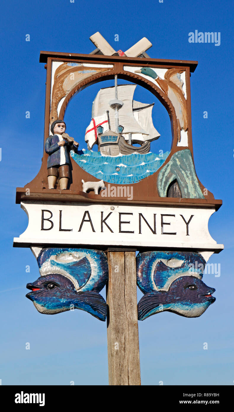 Ein Blick auf das Dorf Schild an der Küste von North Norfolk Blakeney, Norfolk, England, Vereinigtes Königreich, Europa. Stockfoto