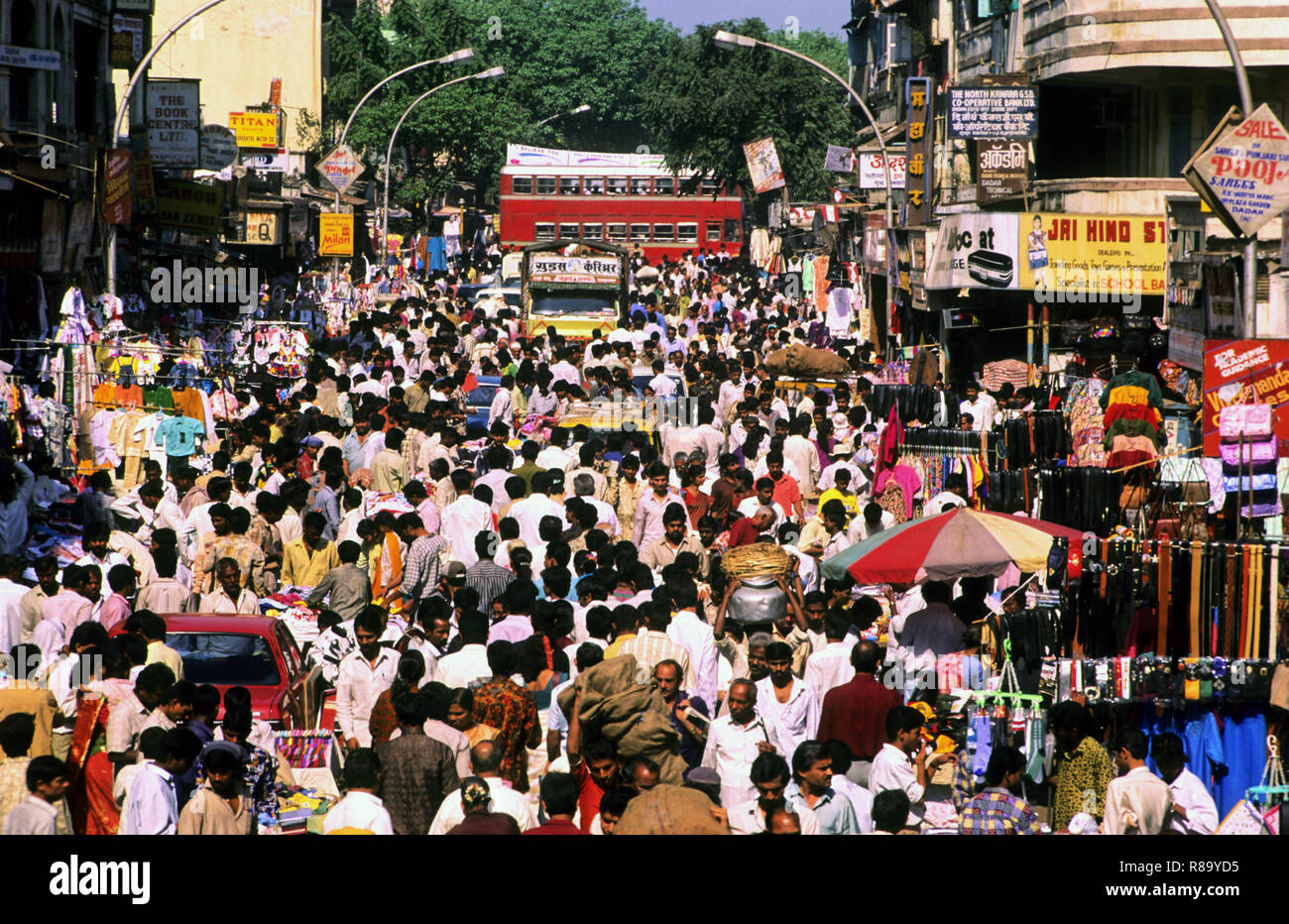 Überfüllte Market Street, Ranade Road, dadar, bombay mumbai, maharashtra, indien, indianer überfüllte Straßen Stockfoto