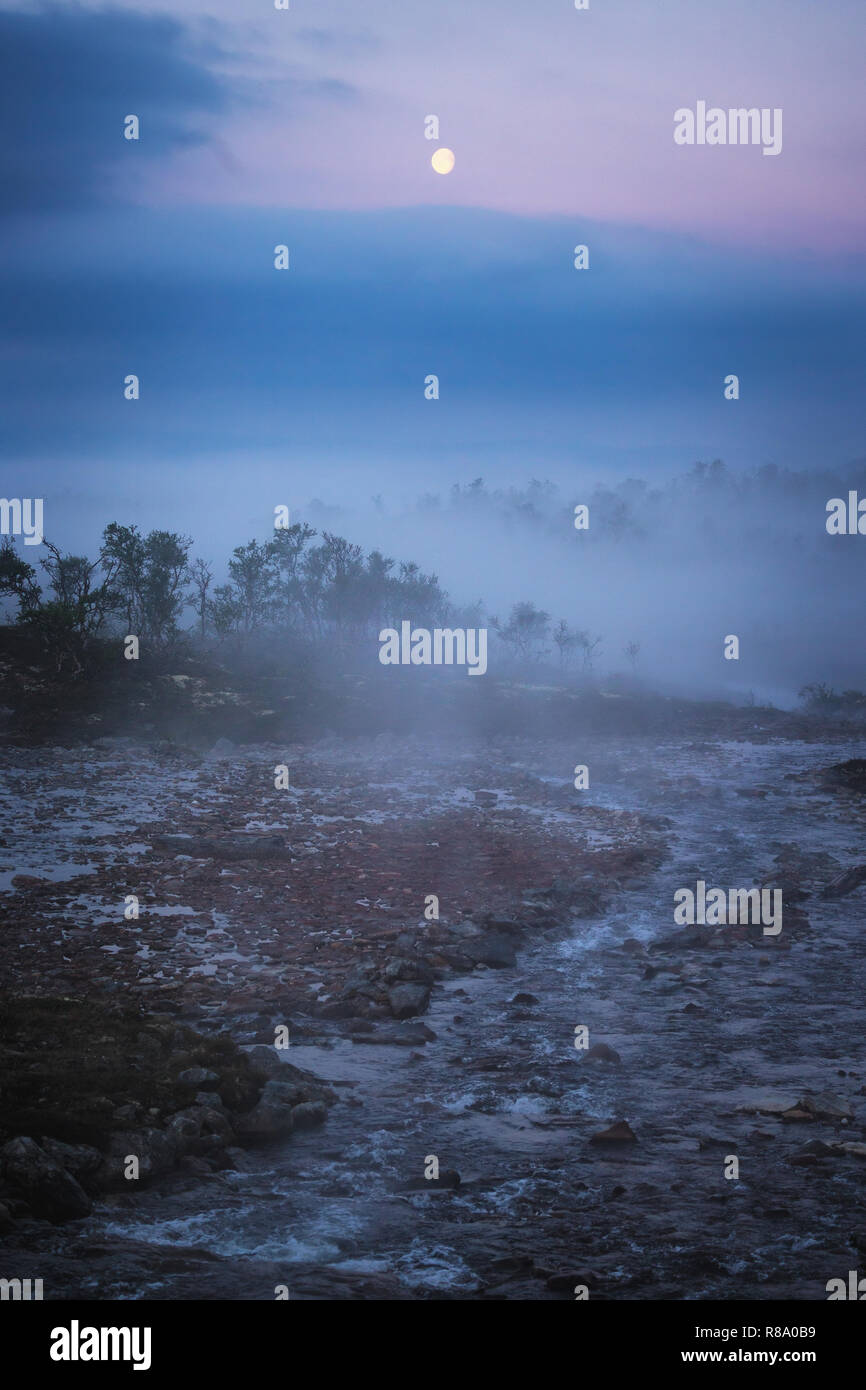Misty, neblige Nacht in der Nähe des Flusses in Nordgruvefeltet Abbaugebiet in Norwegen. Nach Sonnenuntergang. Stockfoto