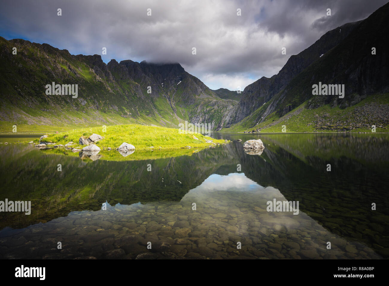 Nedre Heimredalsvatnet Gegend in der Nähe von eggum - amazing Crystal Lake umgeben von hohen Bergen. Sommer Urlaub in Lofoten in Nordnorwegen. Stockfoto