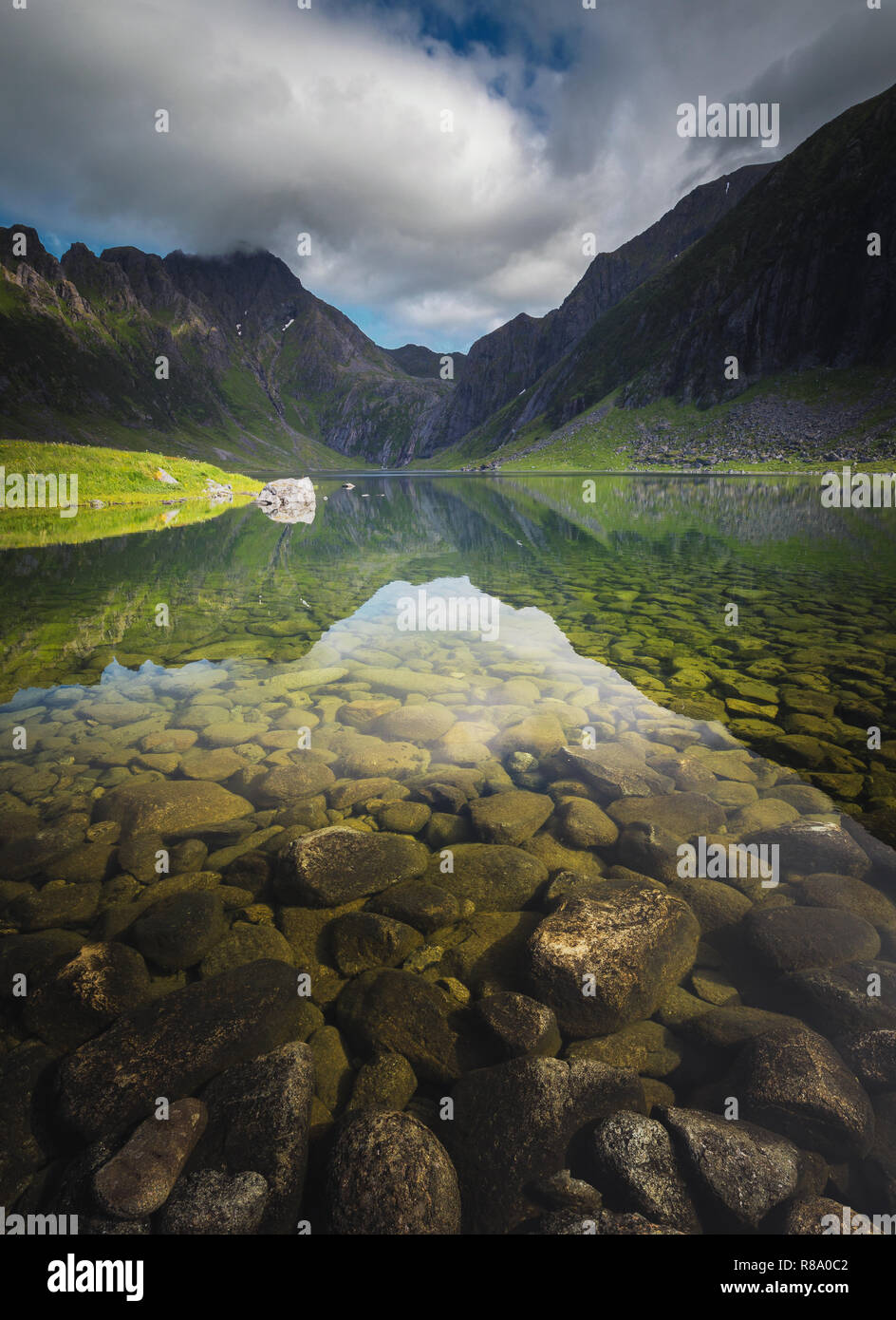 Nedre Heimredalsvatnet Gegend in der Nähe von eggum - amazing Crystal Lake umgeben von hohen Bergen. Sommer Urlaub in Lofoten in Nordnorwegen. Stockfoto