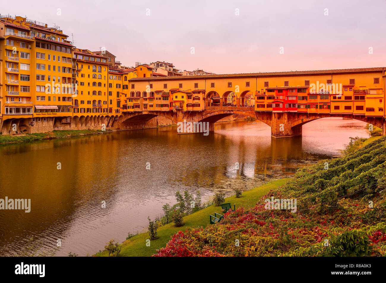 Ponte Vecchio Blick auf den Sonnenuntergang und den Fluss Arno in Florenz, Toskana, Italien Stockfoto