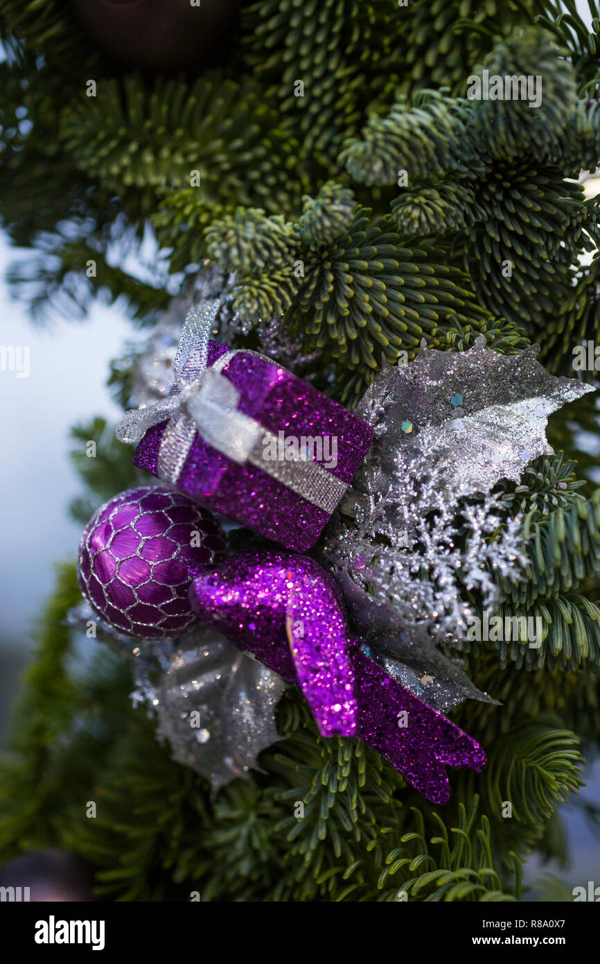 Nahaufnahme Detail lila und Silber funkelnden Dekoration auf festliche Weihnachten Kranz Stockfoto