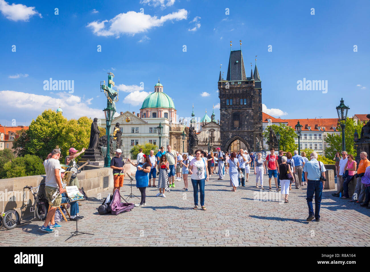 Karlsbrücke in Prag Karlsbrücke Touristen zu Fuß über die Brücke mit Gaukler Künstler und Händler in Prag in der Tschechischen Republik Europa Stockfoto