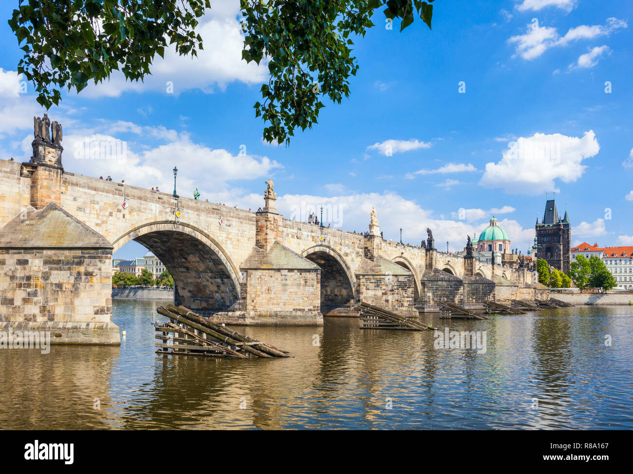 Karlsbrücke in Prag Karlsbrücke mit barocken Statuen von den Ufern des Flusses Vltata Mala strana Seite von Prag Tschechische Republik Europa Stockfoto