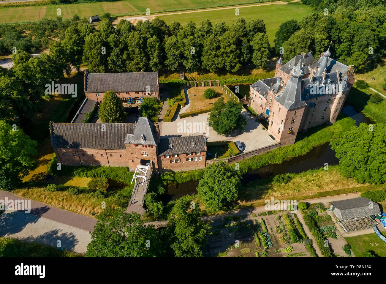 Luftaufnahme von Schloss Doorwerth (Niederländisch: Kasteel Doorwerth) ist eine mittelalterliche Burg in der Nähe von Arnhem, Niederlande. Die Burg befindet sich am Rhein entlang und Stockfoto