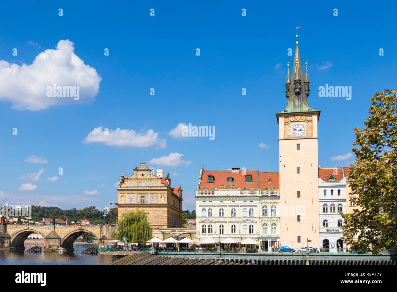 Die Prager Altstadt Wasserturm Staroměstská vodárna neben dem Fluss Vltava und Bedrich Smetana Museum Prag Tschechische Republik Europa Stockfoto