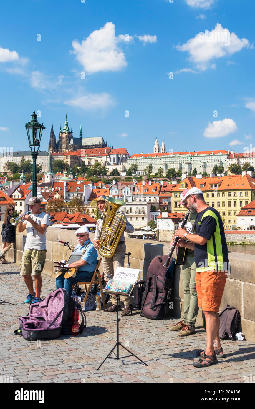 Karlsbrücke in Prag Karlsbrücke Gaukler Straßenmusik in der Sonne auf der Karlsbrücke in Prag in der Tschechischen Republik Europa Aqua-lounge Stockfoto