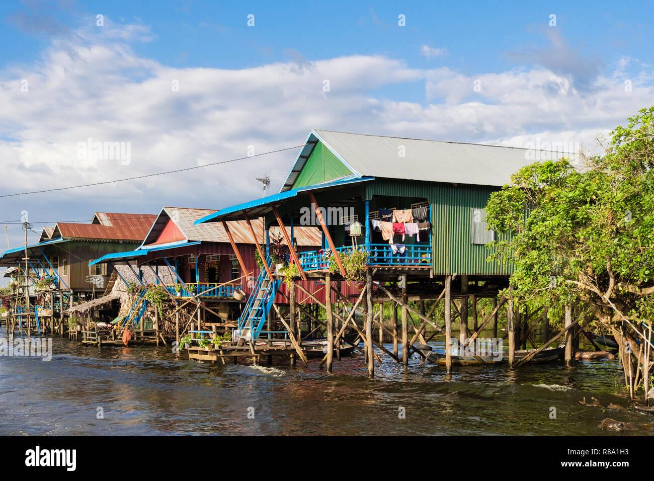 Häuser auf Stelzen in schwimmenden Fischerdorf in den Tonle Sap. Kampong Phluk, Provinz Siem Reap, Kambodscha, Südostasien Stockfoto