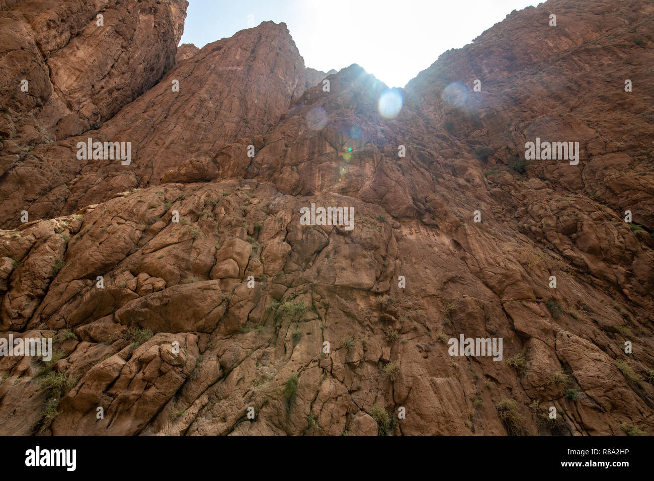 Die Sonne bricht über den Kamm der Todra-schlucht, Tinghir, Marokko Stockfoto