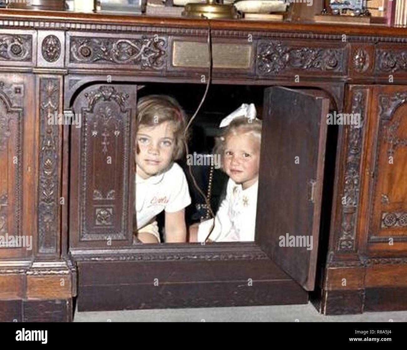 Caroline Kennedy Kerry Kennedy Resolute Desk a (7/8). Stockfoto