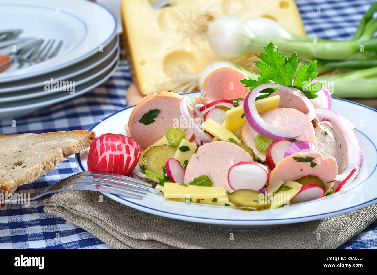 Bayerischer Wurstsalat Mit Gurken Und Kase