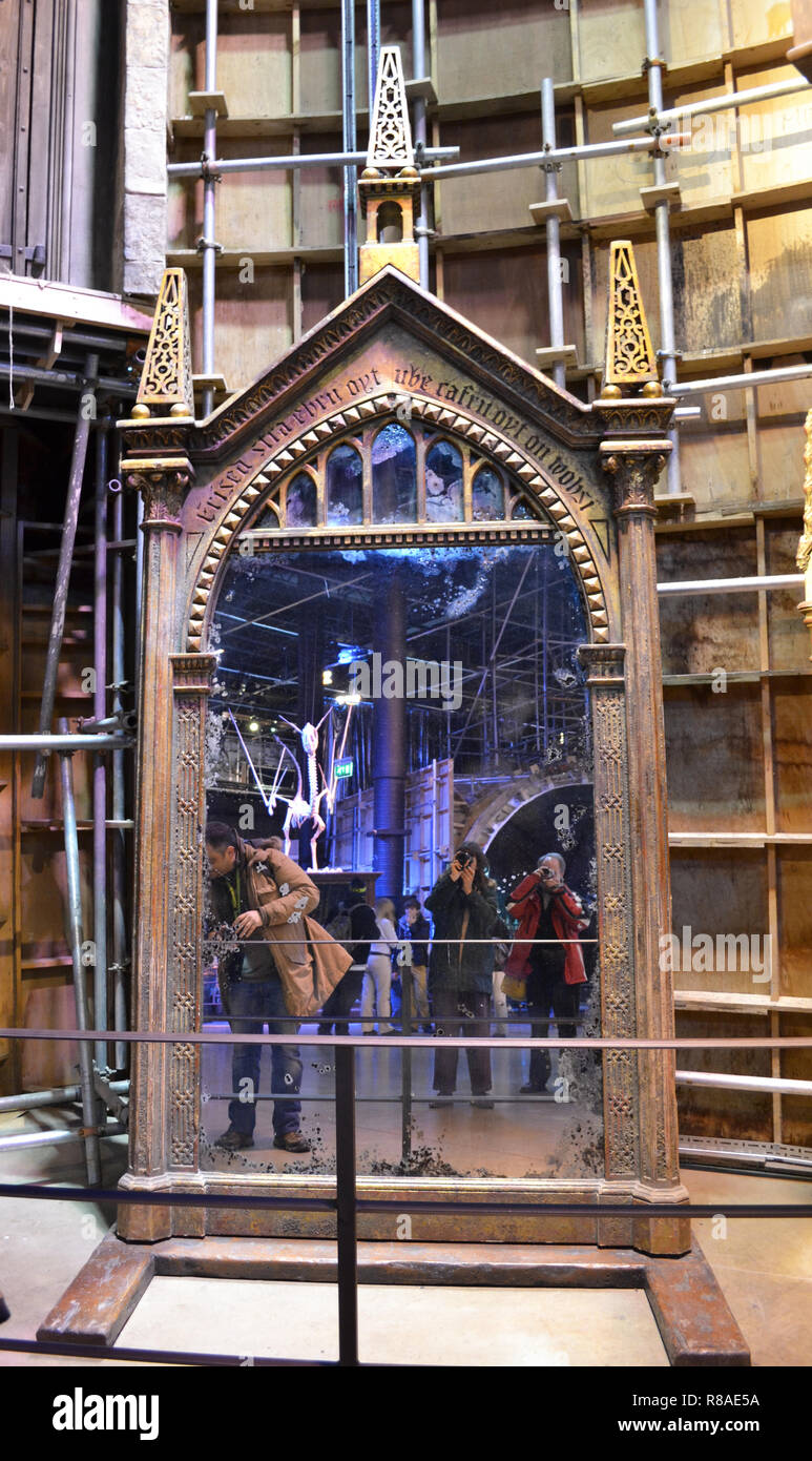 Was Sieht Dumbledore Im Spiegel Nerhegeb Spiegel harry -Fotos und -Bildmaterial in hoher Auflösung – Alamy