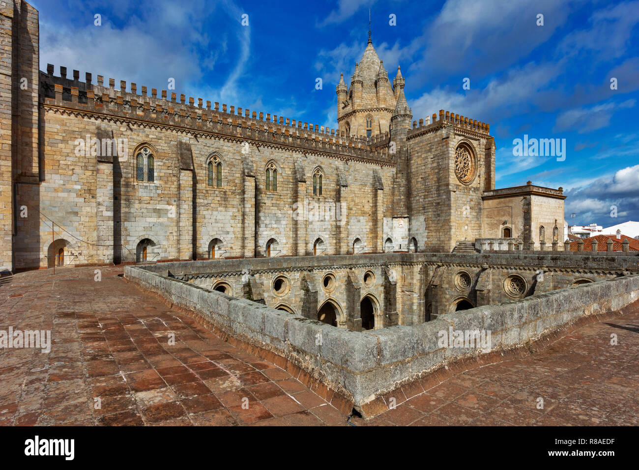 Basilika Kathedrale Sé de Nossa Senhora da Assunção, Kreuzgang und Garten, UNESCO-Weltkulturerbe, Évora, Alentejo, Portugal Stockfoto