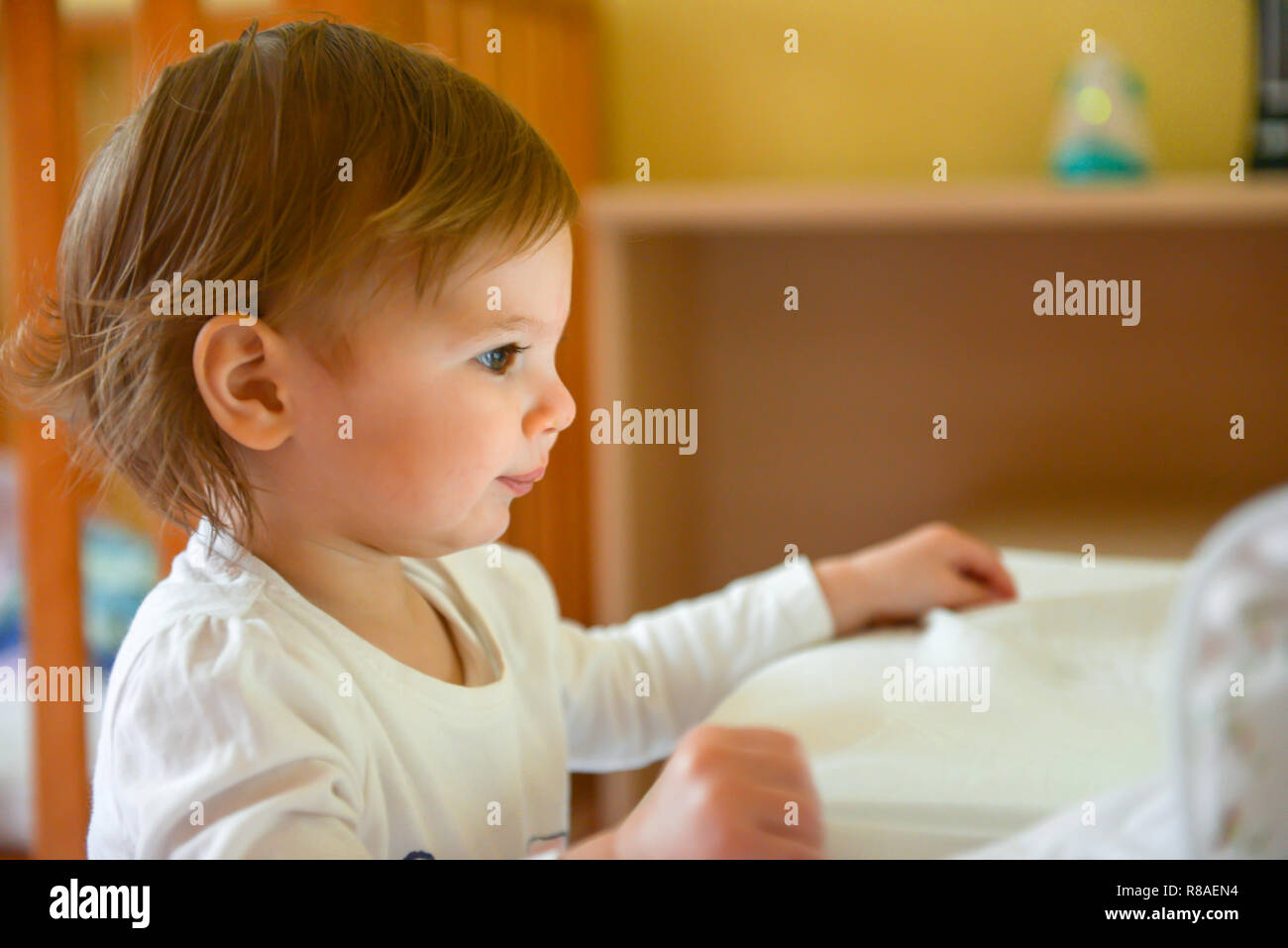 Kleinkind im Alter von Kind auf einem Tablett in ihrem Zimmer Stockfoto