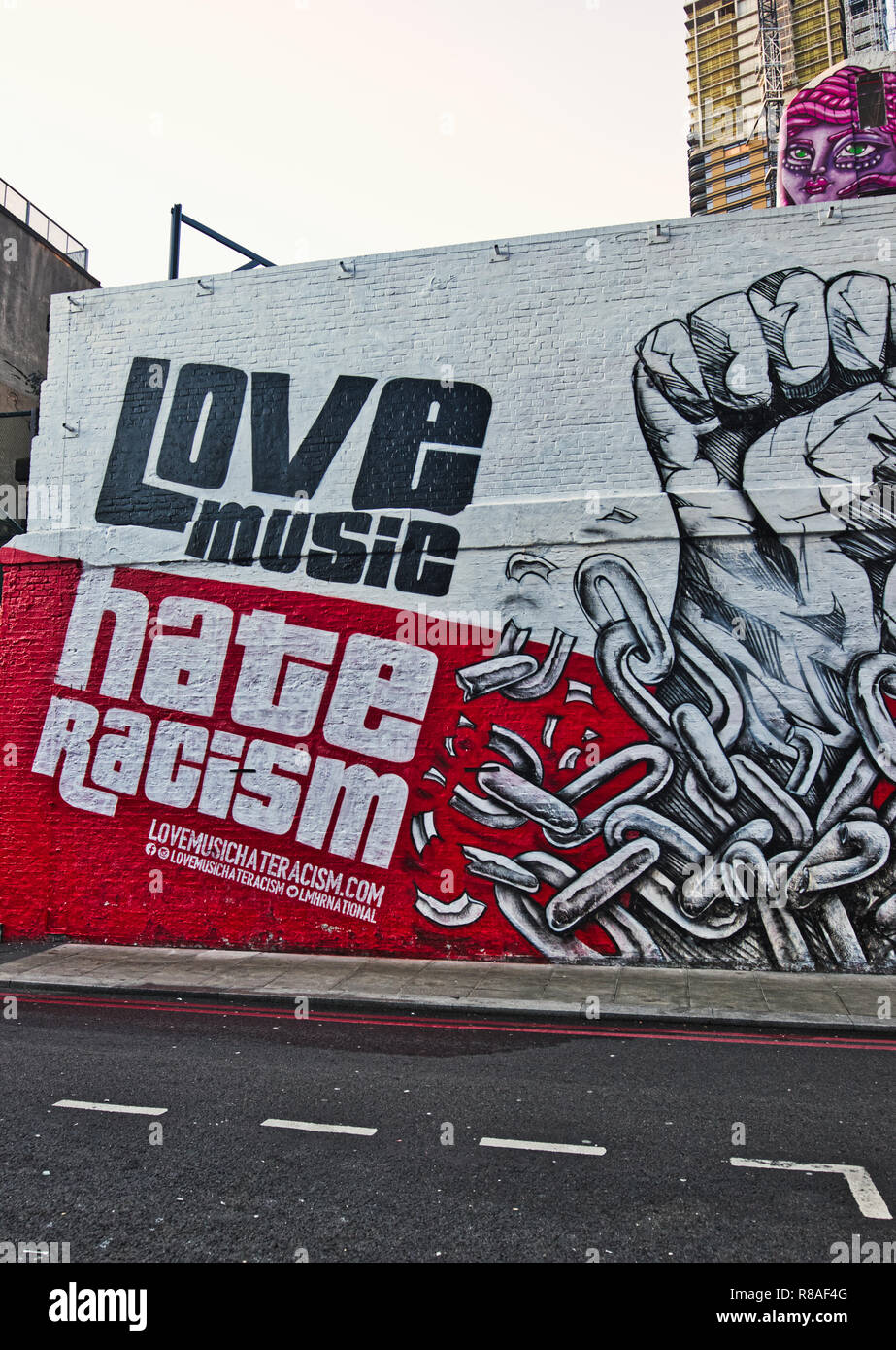 Liebe Musik hassen Rassismus Nachricht auf dedizierten street art Wand, Holywell Lane, Shoreditch, London, Vereinigtes Königreich Stockfoto