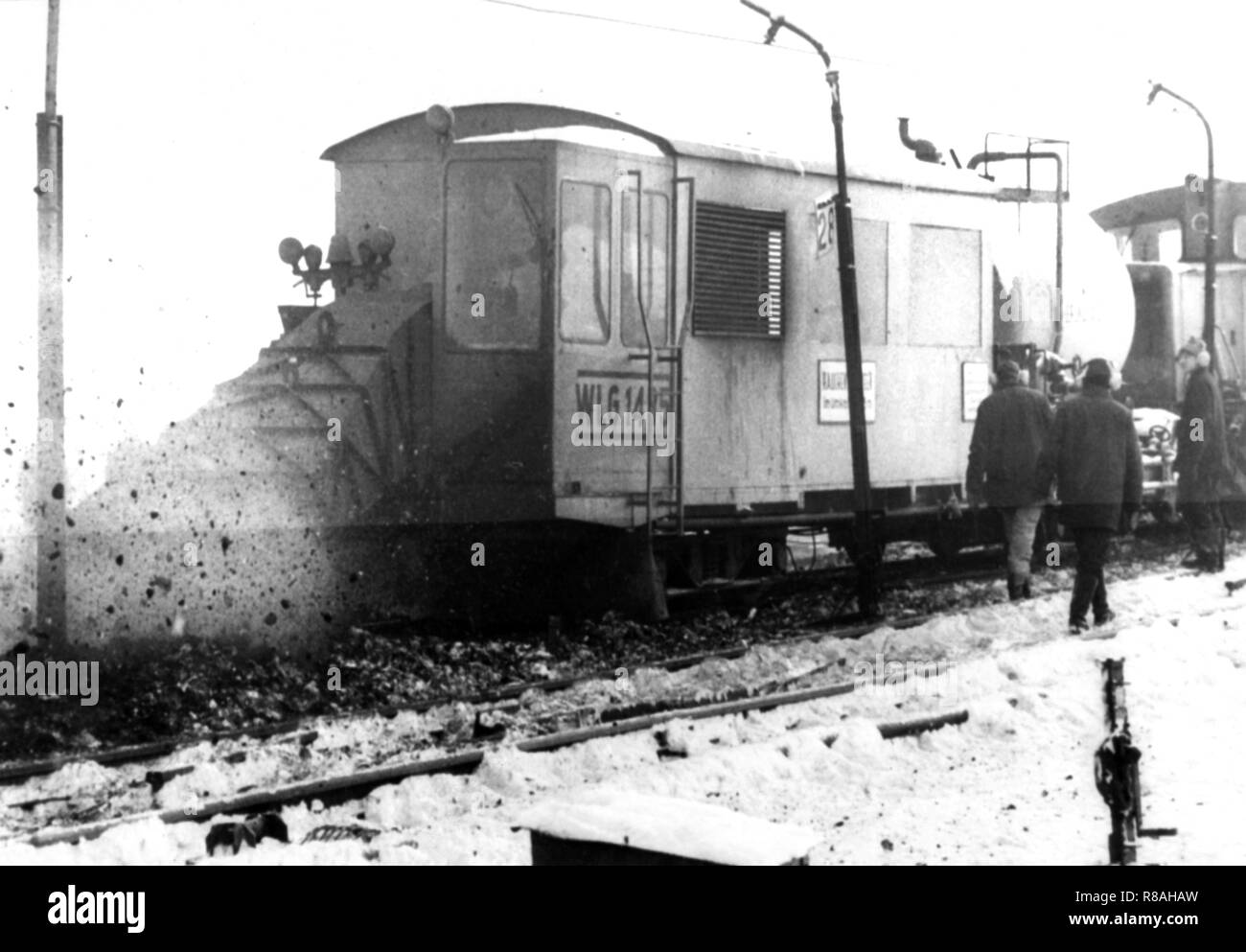 Am 09.10.1979, die Bergarbeiter in der dem Tagebau Espenhain Tagebau im Bezirk Leipzig arbeiten mit konvertierten Jet Engines die Wellen der Kohle Eisenbahnen aus Schnee und Eis zu befreien. Die ungewöhnlich heftige Schneefälle in der verganversus Woche hat große Schwierigkeiten in der Braunkohle Tagebau Bereiche des DDR-LED. Der Rückgang der Temperatur am 29.12.1978 führte zu Schneechaos im Norden Deutschlands, im Norden der DDR, in Dänemark und Südschweden. Teilweise den Verkehr und die Stromversorgung zusammengebrochen, Städte und Gemeinden waren von der Außenwelt abgeschnitten. In der Bundesrepublik allein 17 Menschen getötet wurden, gebildet Stockfoto