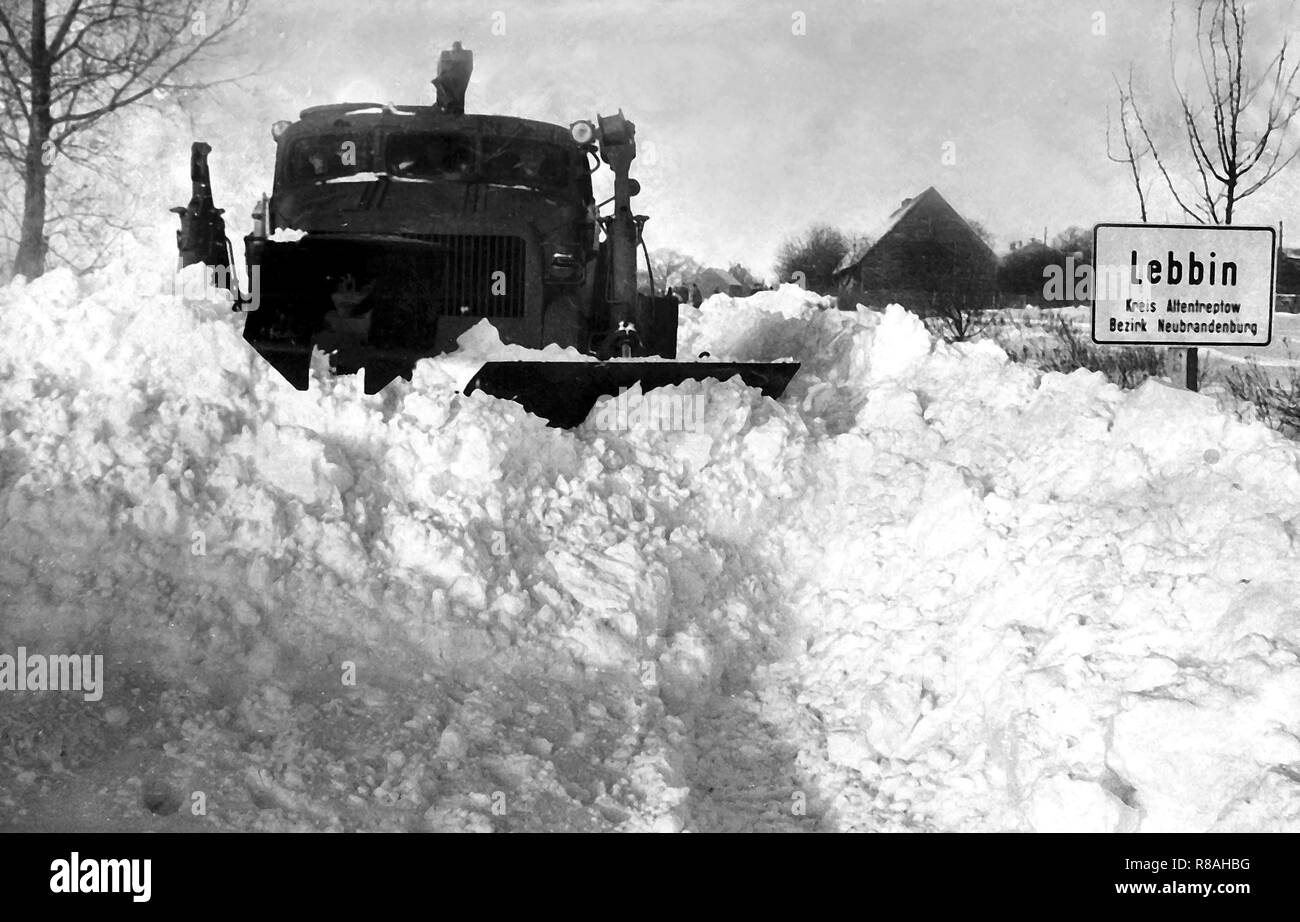 Archiv - mit starker Technologie, die Sowjetische Armee hilft die Landstraße zu löschen In der Nähe von lebbin (Lumda) durch meterhohe Schneewehen, Tanks sind anderswo verwendet (Archivierung Foto vom 03.01.1979). Die starken Wintereinbruch Ende 1978/Anfang 1979 brachte chaotischen Verhältnissen im Norden der DDR an. Besonders betroffen war die Insel Rügen, wo nach einem milden Temperaturen Weiweiertsfest innerhalb von ein paar Stunden von fünf Grad plus bis 20 Grad unter Null fiel. Straßen unpassierbar waren, Rinderherden starb, Linien brachen und Züge im Schnee stecken. Foto: Benno Bartocha dpa/Lmv (Korr.-r Stockfoto