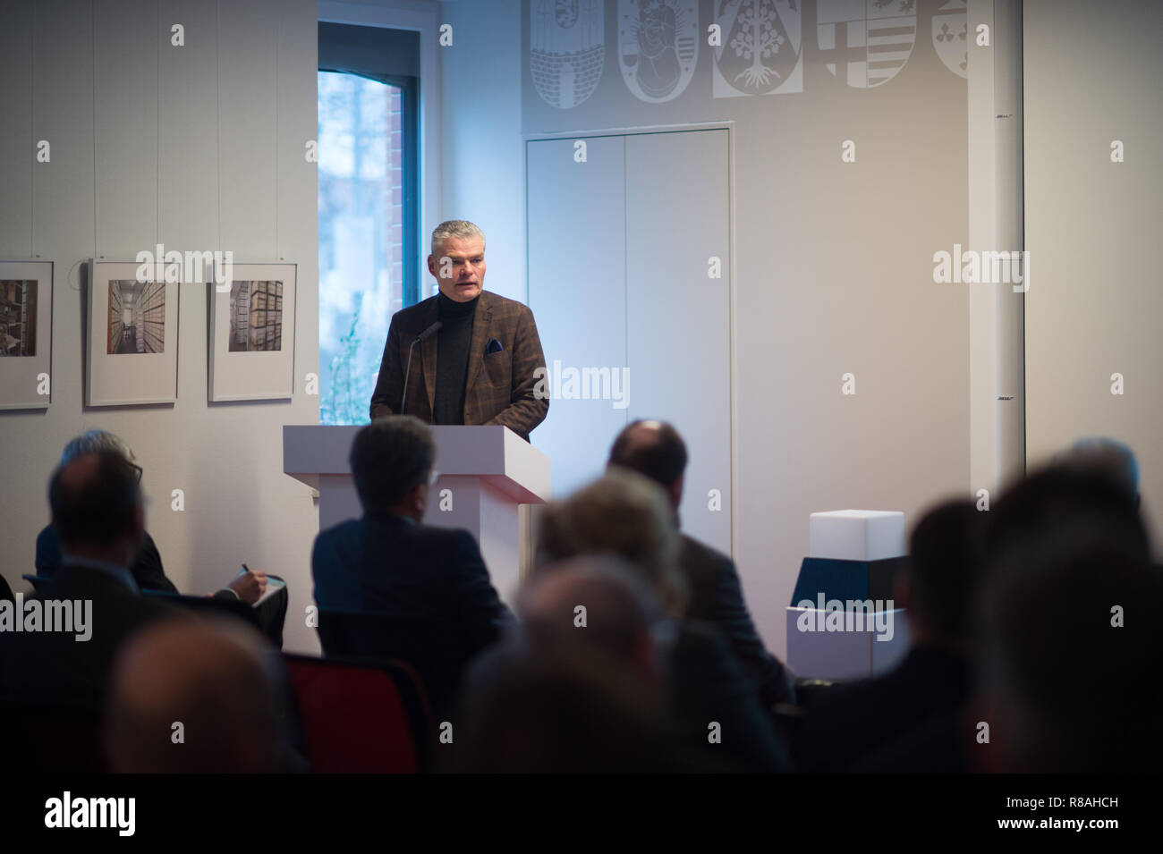 Magdeburg, Deutschland. 14 Dez, 2018. Holger Stahlknecht (CDU) spricht zu den Gästen der Sachsen-anhalt-Archiv. Am Morgen, die elektronische Staatsarchiv wurde aktiviert. Nun Daten für die historische Forschung können archiviert werden, um administrative Tätigkeiten nachvollziehbar oder kann als Informationsquelle für zukünftige Entscheidungen dienen. Credit: Klaus-Dietmar Gabbert/dpa-Zentralbild/ZB/dpa/Alamy leben Nachrichten Stockfoto