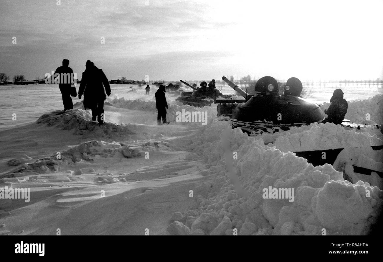 Sowjetische Panzer Hilfe Mitte Februar 1979 die Straße F96 zwischen Altentreptow und Jarmen vom Meter hohe Schneeverwehungen. Nach dem ersten Schnee chaos Ende 1978/Anfang 1979, die zweite starke Winter im Norden folgte in den Monat Februar. Foto: Benno Bartocha (c) dpa-Bericht - Deaktiviert für BILDFUNK - | Verwendung weltweit Stockfoto