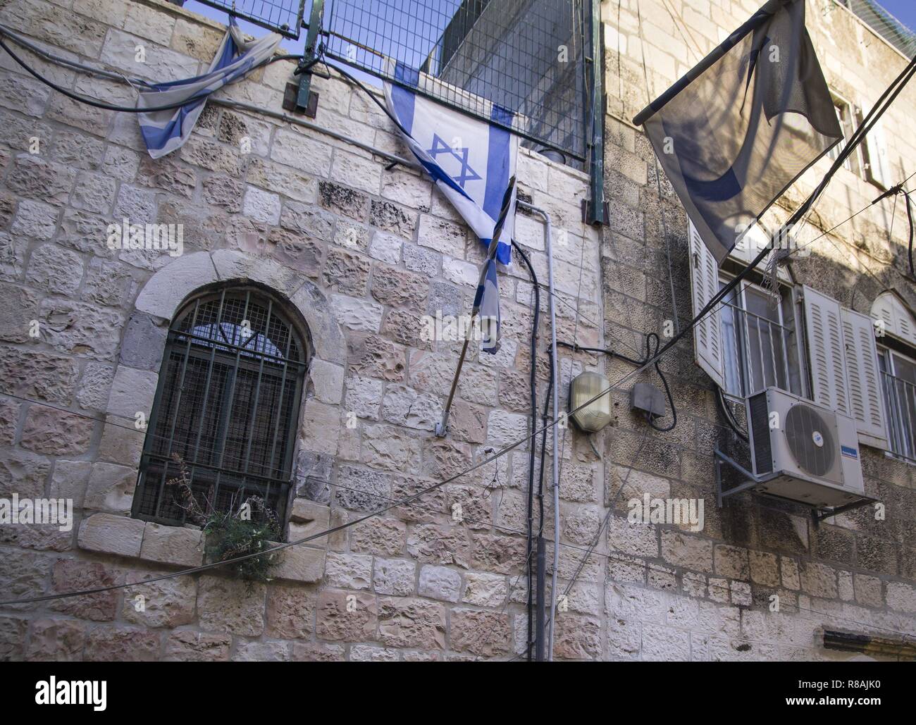 Jerusalem, Israel. 31 Okt, 2018. Israelische Fahnen an Häusern im muslimischen Viertel der Altstadt von Jerusalem auf 'Häuser' - Häuser, deren arabischen Einwohner ausgewiesen wurden und in denen jüdische Siedler leben. (31. Oktober 2018) | Verwendung der weltweiten Kredit: dpa/Alamy leben Nachrichten Stockfoto