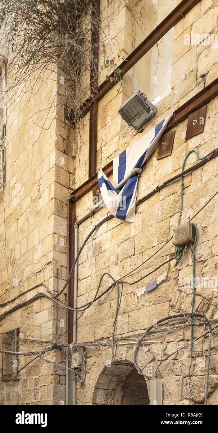 Jerusalem, Israel. 30 Okt, 2018. Israelische Fahnen an Häusern im muslimischen Viertel der Altstadt von Jerusalem auf 'Häuser' - Häuser, deren arabischen Einwohner ausgewiesen wurden und in denen jüdische Siedler leben. (30 Oktober 2018) | Verwendung der weltweiten Kredit: dpa/Alamy leben Nachrichten Stockfoto
