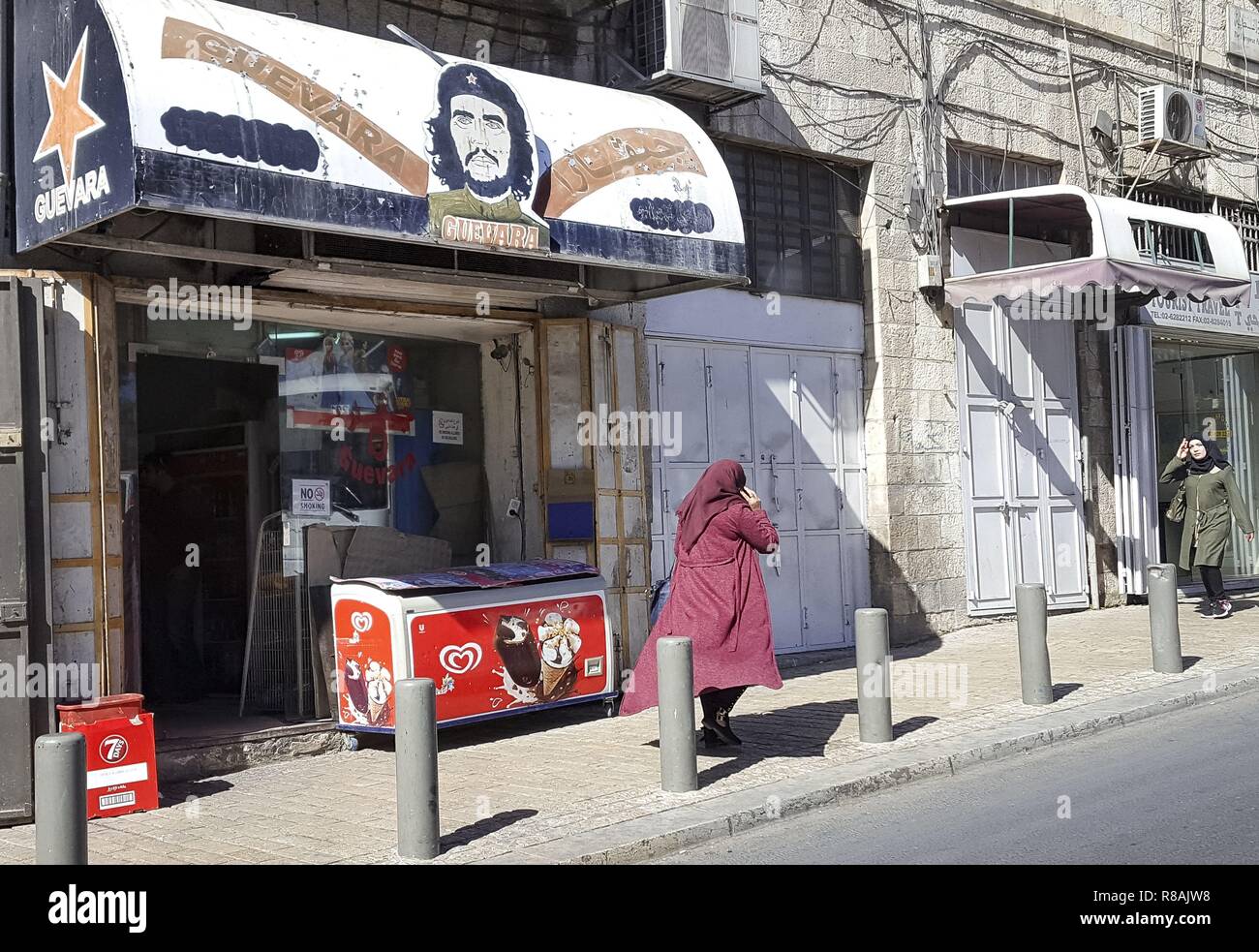 Jerusalem, Israel. 31 Okt, 2018. Die kubanischen Revolutionär Che Guevara hat es sogar auf religiöse Jerusalem. "Guevara" ist der Name dieser Snackbar am Damaskustor, der Eingang der muslimischen Viertel. (31. Oktober 2018) | Verwendung der weltweiten Kredit: dpa/Alamy leben Nachrichten Stockfoto