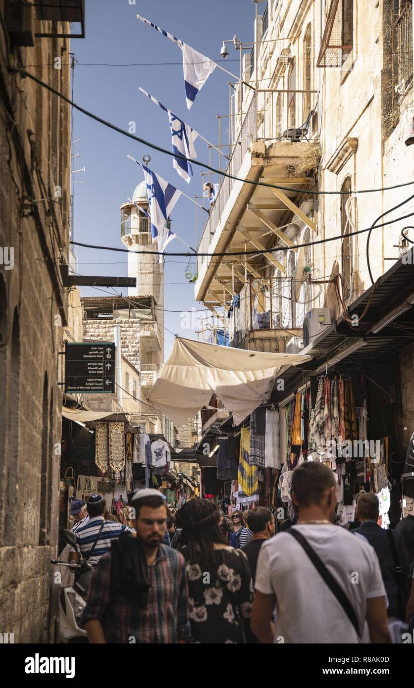 Jerusalem, Israel. 30 Okt, 2018. Israelische Fahnen an Häusern im muslimischen Viertel der Altstadt von Jerusalem auf 'Häuser' - Häuser, deren arabischen Einwohner ausgewiesen wurden und in denen jüdische Siedler leben. (30 Oktober 2018) | Verwendung der weltweiten Kredit: dpa/Alamy leben Nachrichten Stockfoto