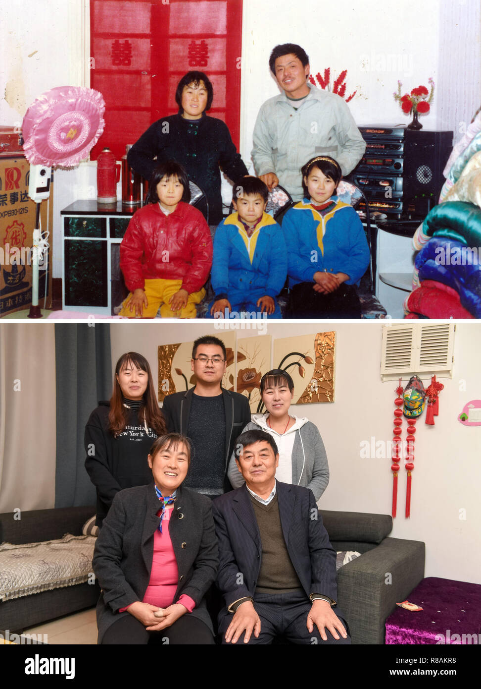 (181214) - Peking, Dez. 14, 2018 (Xinhua) - Der obere Teil dieser Combo Foto 1992 zeigt die 35-jährige Wei Shiping (hinten, R) posieren für ein Gruppenfoto mit seiner Frau und seinen Kindern im Hause seiner frisch verheirateten Bruder in Yandun Stadt Hefei City, Hauptstadt der ostchinesischen Provinz Anhui. Im unteren Teil der Combo Foto von Zhang Duan zeigt die 61-jährige Wei Shiping, seine Frau und seine Kinder für ein Foto in seinem Haus in Hefei City, Nov. 14, 2018 posieren. Wei Shiping, der jetzt in den Ruhestand ist, reist häufig und tritt in Parteien mit seinen Freunden. (Xinhua) (ly) Stockfoto