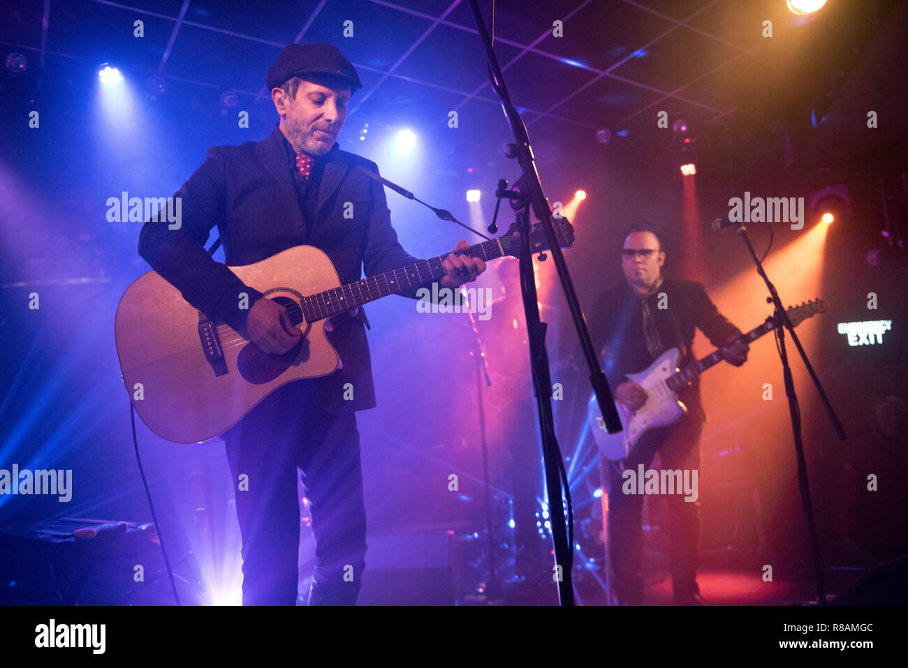 Leeds, Großbritannien. 13. Dez 2018. Us-amerikanische Rockband Mercury Rev im Konzert an Brudenell Social Club, Leeds, UK, 13. Dezember 2018. Jonathan Donahue und Sean 'Heuschrecke' Mackowiak abgebildet. Quelle: John Bentley/Alamy leben Nachrichten Stockfoto