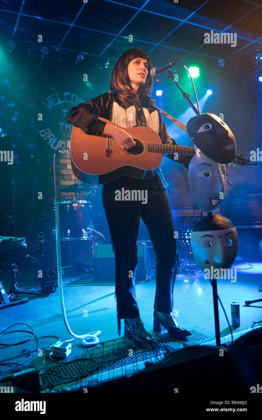 Leeds, Großbritannien. 13. Dez 2018. Amerikanische Sängerin Nicole Atkins im Konzert an Leeds Brudenell Social Club, 13. Dezember 2018. Ms Atkins war unterstützt uns Rock Band Mercury Rev auf Ihrer Tour. Quelle: John Bentley/Alamy leben Nachrichten Stockfoto