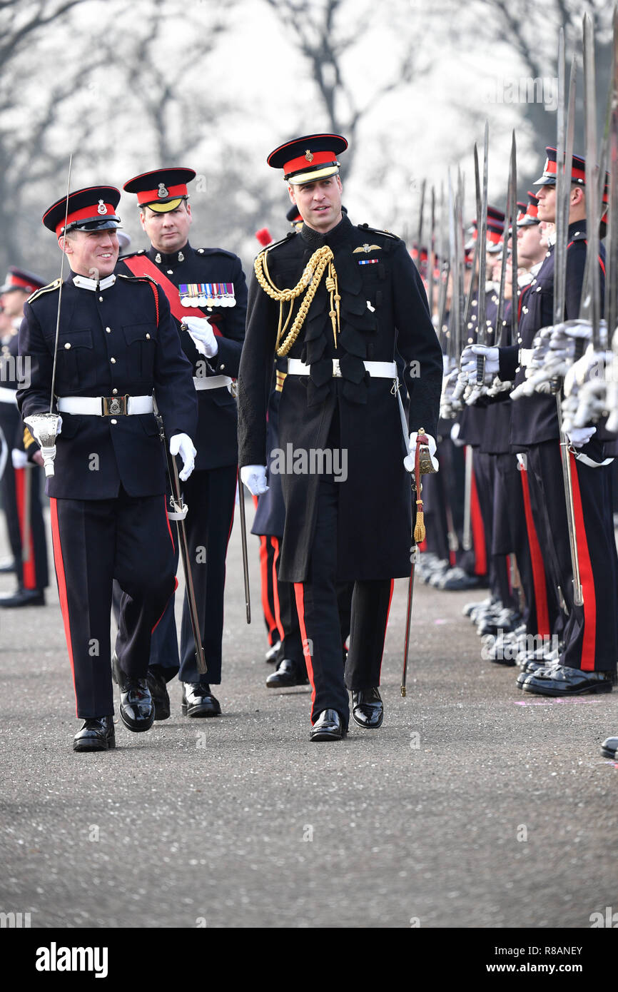 Vereinigtes Königreich. 14 Dez, 2018. Der Herzog von Cambridge, Prinz William gesehen, Ihre Majestät die Königin wie die Überprüfung der Officer bei der Souveränen Parade. Der souveräne Parade am Ende jeder Begriff markiert den Übergang aus Sand Hurst von Officer Kadetten, der die Inbetriebnahme Kurs abgeschlossen haben. Die Parade wird der Abschluss der intensiven Ausbildung von einem Jahr für 169 officer Kadetten aus dem Vereinigten Königreich und 25 von 19 überseeischen Ländern Royal Military Academy Sand Hurst markieren. Credit: Terry Scott/SOPA Images/ZUMA Draht/Alamy leben Nachrichten Stockfoto