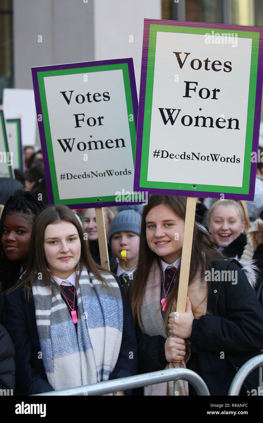 Manchester, Großbritannien. 14. Dez 2018. Schule die Kinder besuchen die Enthüllung einer Statue der Suffragette Emmeline Pankhurst von Skulptur designer Hazel Reeves. Kennzeichnet der Tag 100 Jahre seit der Frauen gewann die Abstimmung. Manchester, UK, 14. Dezember 2018 Quelle: Barbara Koch/Alamy leben Nachrichten Stockfoto