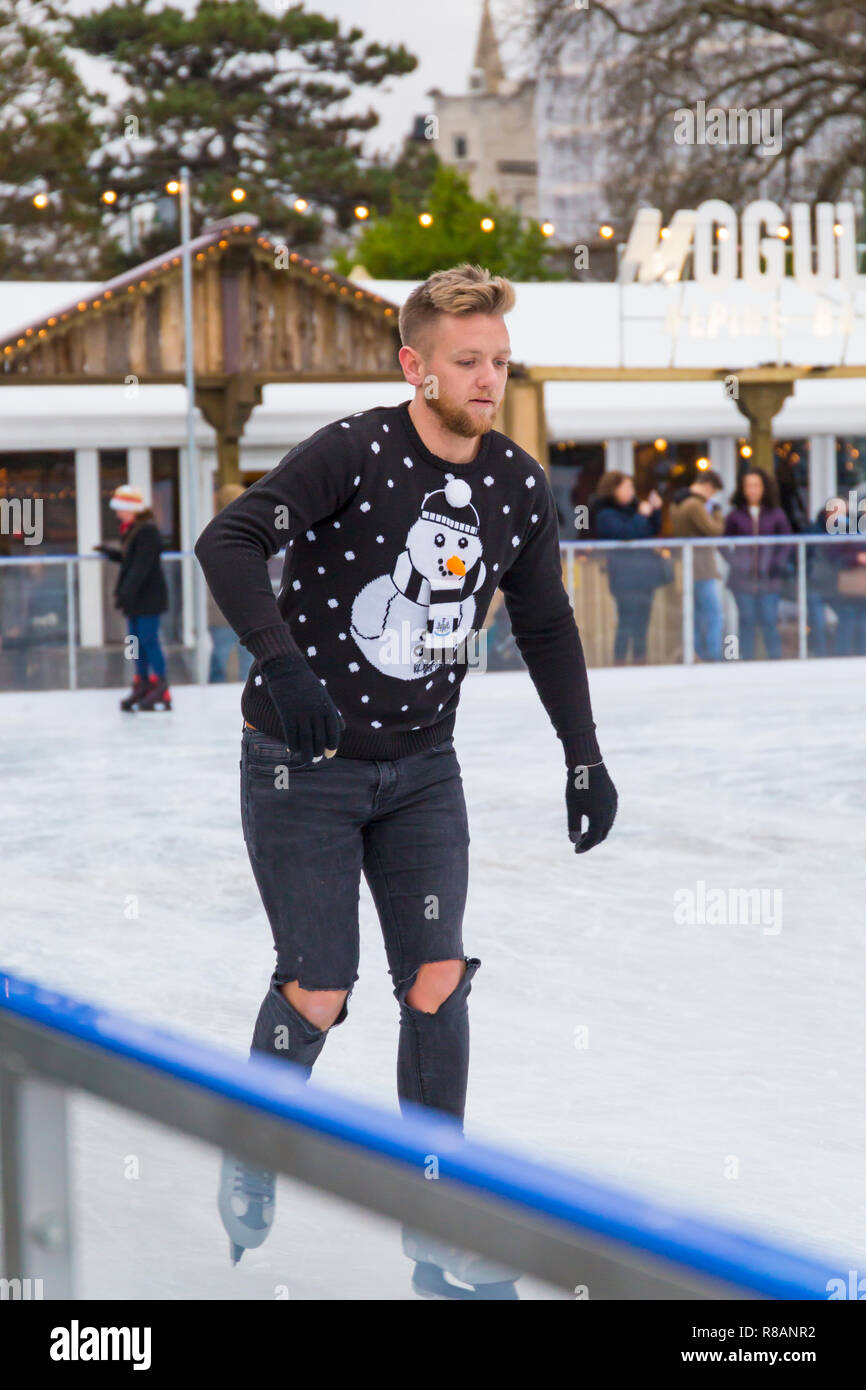 Bournemouth, Dorset, Großbritannien. 14. Dezember 2018. Besucher viel Spaß beim Eislaufen auf dem freien temporäre Eislaufbahn in Bournemouth Garten an einem Bitterkalten bewölkten Tag. Eislaufen in festlichen Jumper - sehr geeignet, mit Schneemann und Schnee, da die Wettervorhersage für die nächsten Tage! Credit: Carolyn Jenkins/Alamy leben Nachrichten Stockfoto