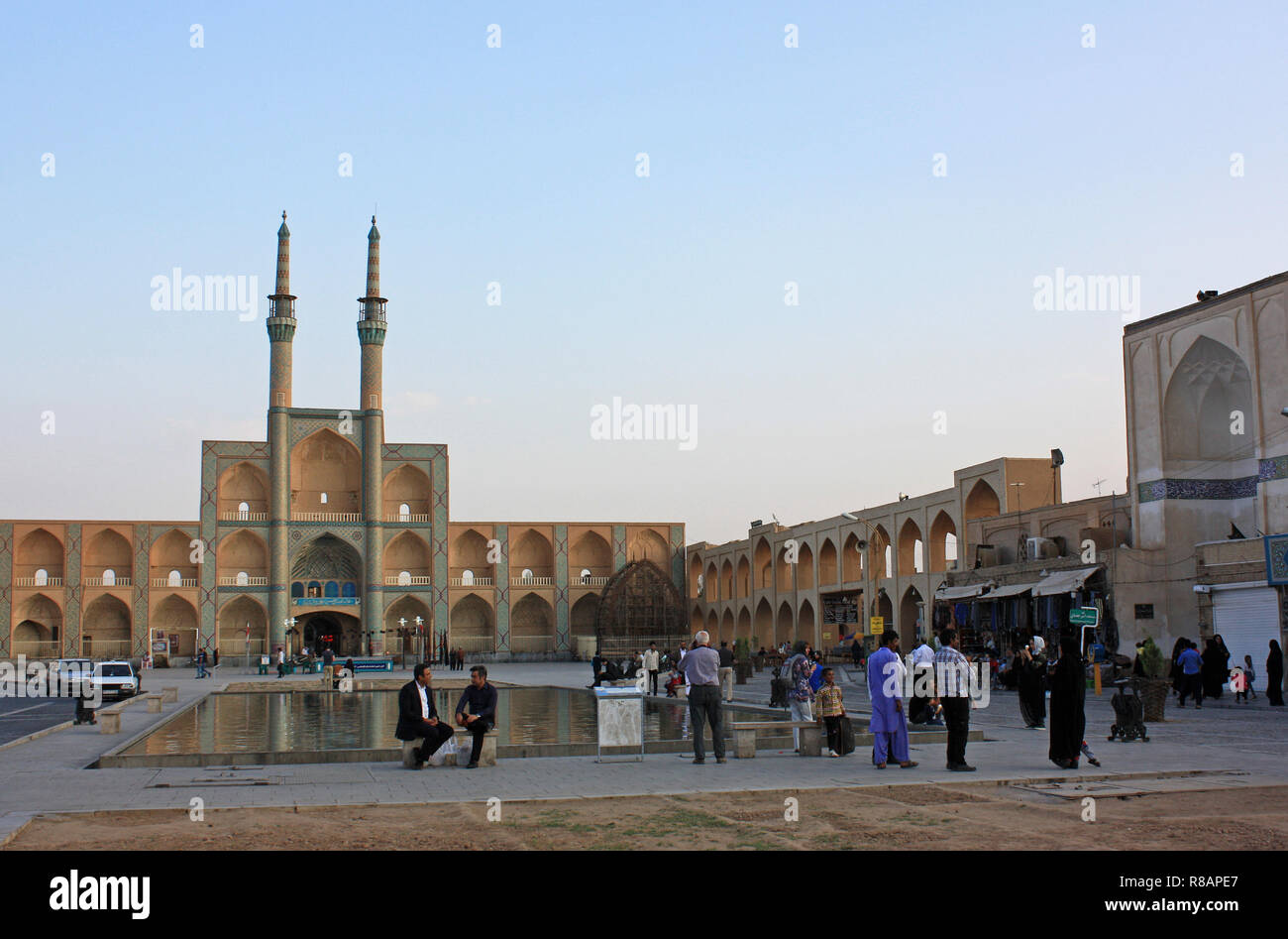 Yazd, Iran. 23 Okt, 2018. Iran - Yazd, auch Jasd, ist eine der ältesten Städte des Iran und Hauptstadt der Provinz, die Atmosphäre am Abend in der Moschee Amir Chakhm‰ gh (Amir-Chakmak), hat es nicht mehr funktionieren, dient als Tagung Moschee der Stadt sowie für die trauerzeremonien (SCHIITISCHEN Tag der Ashura). Die Moschee ist ein hervorragendes Beispiel für die Albert Stil innerhalb der Persischen Architektur. Die Fassade des Portal ist mit schillernden Fliesen von oben nach unten gestaltet, vor allem in Blau. Am 23.10. 2018. Credit: Rolf Zimmermann | Verwendung weltweit/dpa/Alamy leben Nachrichten Stockfoto