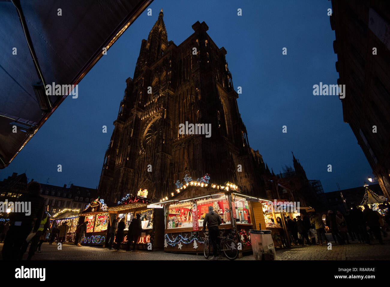 14. Dezember 2018 Frankreich (Frankreich), Strassburg: verschiedene Stände können auf dem Weihnachtsmarkt vor dem Dom zu sehen sein. Zwei Tage nach dem Terroranschlag in Straßburg, Polizei tötete der angebliche Attentäter Chekatt. Foto: Marijan Murat/dpa Stockfoto