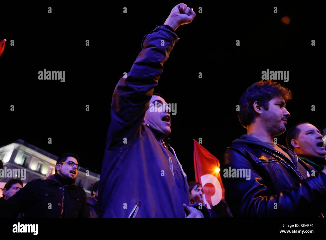 Madrid, Spanien. 14 Dez, 2018. Eine Demonstrantin mit seiner Faust angehoben Schreien, Lange der Kampf der Arbeiterklasse während des Protestes live gesehen. Arbeiter aus verschiedenen aktiven Streiks wie Carrefour, Inditex, Amazon oder teleoperators in Spanien und CGT (Allgemeiner Verband der Arbeit) Gewerkschafter protestieren gegen die neuen Formen der Ausbeutung der Arbeitskraft wie Müll Verträge, Scheinselbstständigkeit, Nichteinhaltung der Arbeit für die Rechte junger Menschen, etc. Quelle: Lito Lizana/SOPA Images/ZUMA Draht/Alamy leben Nachrichten Stockfoto