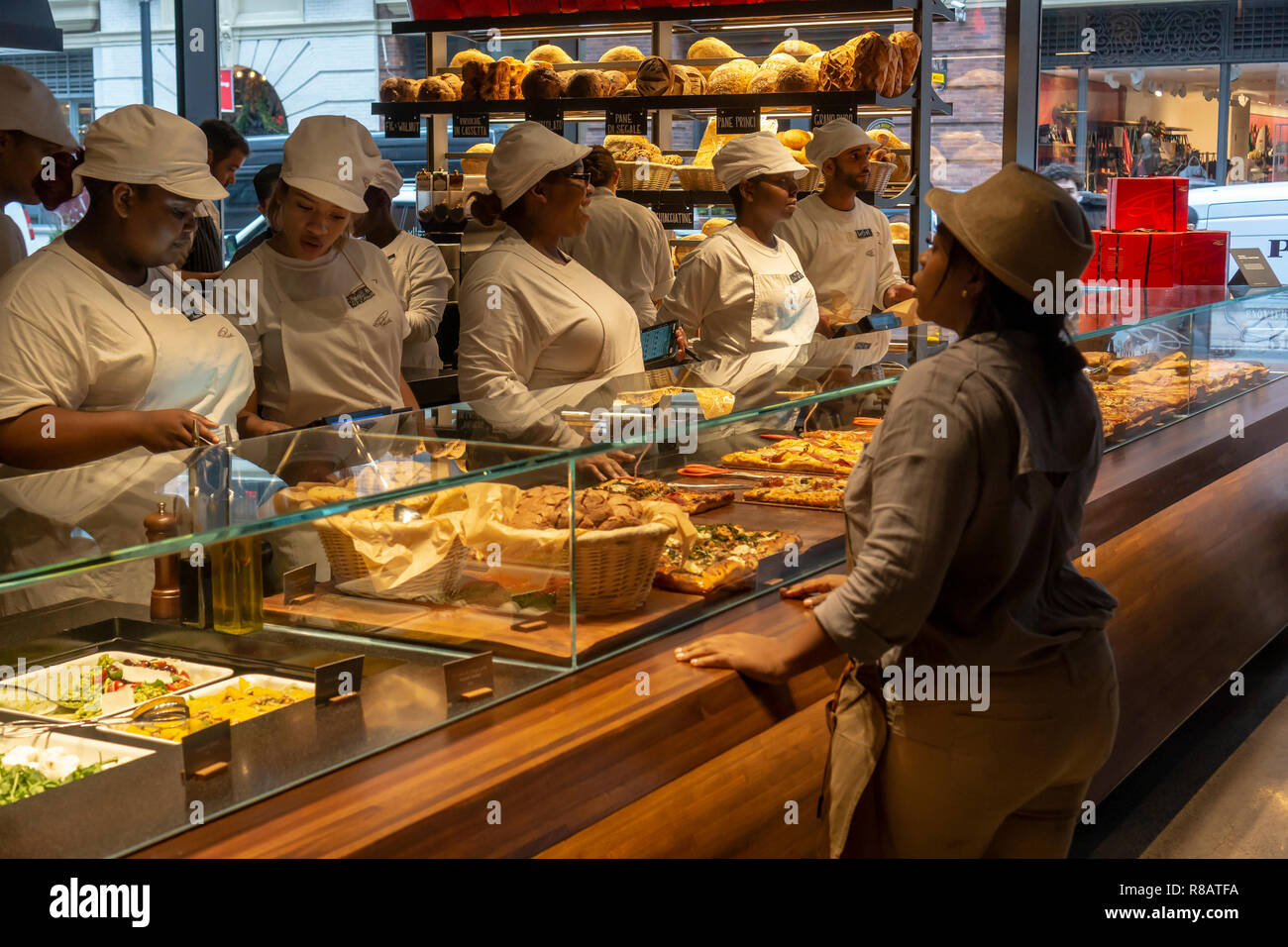 New York, USA. 14. Dezember, 2018. Erfüllungsrisiken Bäckerei im Starbucks finden Rösterei in Chelsea in New York auf der großen Eröffnung Tag, Freitag, 14. Dezember 2018. Die 23.000-Quadratfuß-Kaffee der Himmel ist das vierte von gehobenen Positionen des Unternehmens, mit mehreren Coffee Bars, eine Niederlassung der italienischen Bäckerei Erfüllungsrisiken (Wer liefert Backwaren zu Starbucks) und eine offene und Besucher können den Röstprozess zu beobachten. (© Richard B. Levine) Credit: Richard Levine/Alamy leben Nachrichten Stockfoto New York, USA. 14. Dezember, 2018. Erfüllungsrisiken Bäckerei im Starbucks finden Rösterei in Chelsea in New York auf der großen Eröffnung Tag, Freitag, 14. Dezember 2018. Die 23.000-Quadratfuß-Kaffee der Himmel ist das vierte von gehobenen Positionen des Unternehmens, mit mehreren Coffee Bars, eine Niederlassung der italienischen Bäckerei Erfüllungsrisiken (Wer liefert Backwaren zu Starbucks) und eine offene und Besucher können den Röstprozess zu beobachten. (© Richard B. Levine) Credit: Richard Levine/Alamy leben Nachrichten Stockfoto