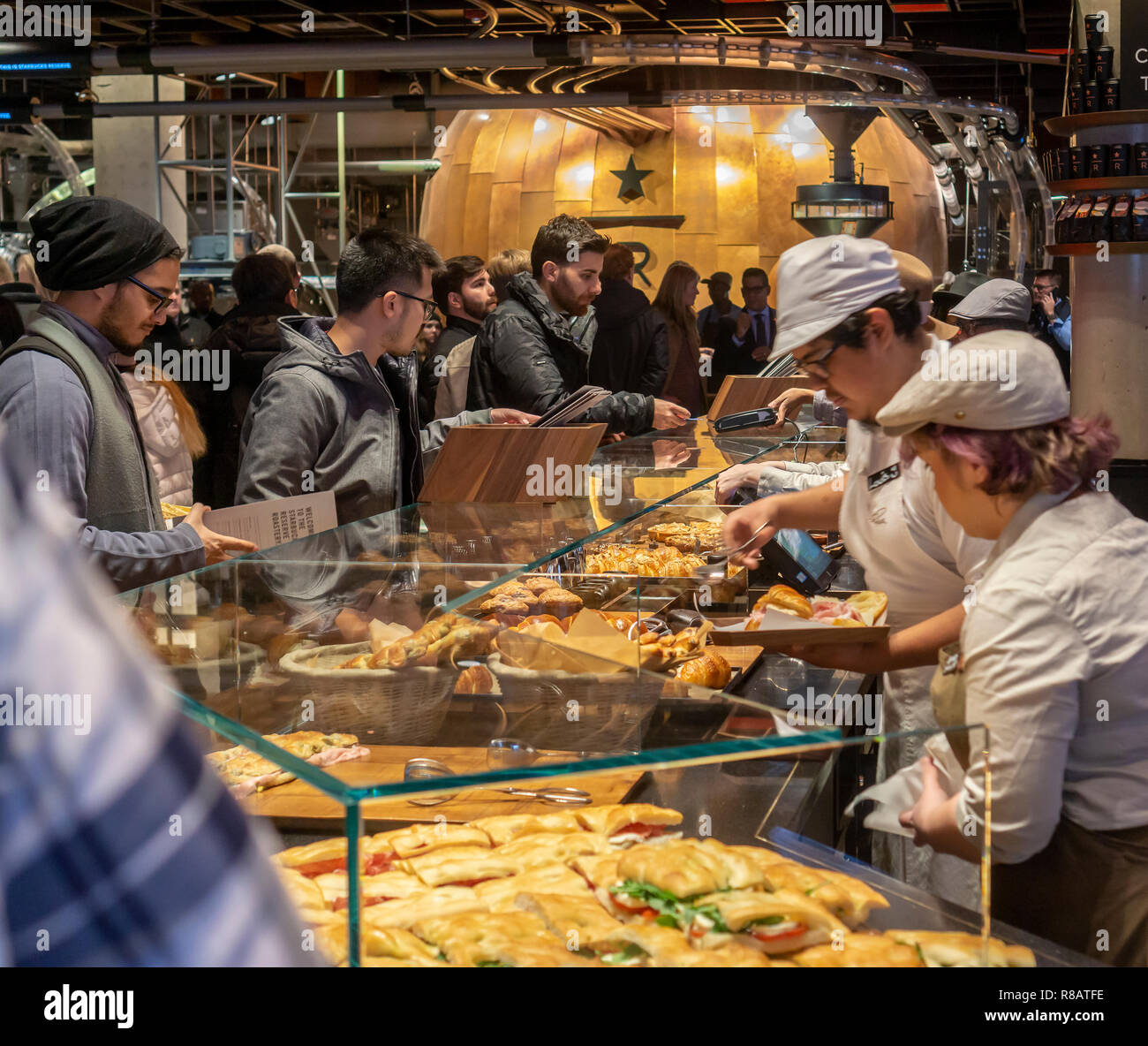 New York, USA. 14. Dezember, 2018. Erfüllungsrisiken Bäckerei im Starbucks finden Rösterei in Chelsea in New York auf der großen Eröffnung Tag, Freitag, 14. Dezember 2018. Die 23.000-Quadratfuß-Kaffee der Himmel ist das vierte von gehobenen Positionen des Unternehmens, mit mehreren Coffee Bars, eine Niederlassung der italienischen Bäckerei Erfüllungsrisiken (Wer liefert Backwaren zu Starbucks) und eine offene und Besucher können den Röstprozess zu beobachten. (© Richard B. Levine) Credit: Richard Levine/Alamy leben Nachrichten Stockfoto New York, USA. 14. Dezember, 2018. Erfüllungsrisiken Bäckerei im Starbucks finden Rösterei in Chelsea in New York auf der großen Eröffnung Tag, Freitag, 14. Dezember 2018. Die 23.000-Quadratfuß-Kaffee der Himmel ist das vierte von gehobenen Positionen des Unternehmens, mit mehreren Coffee Bars, eine Niederlassung der italienischen Bäckerei Erfüllungsrisiken (Wer liefert Backwaren zu Starbucks) und eine offene und Besucher können den Röstprozess zu beobachten. (© Richard B. Levine) Credit: Richard Levine/Alamy leben Nachrichten Stockfoto