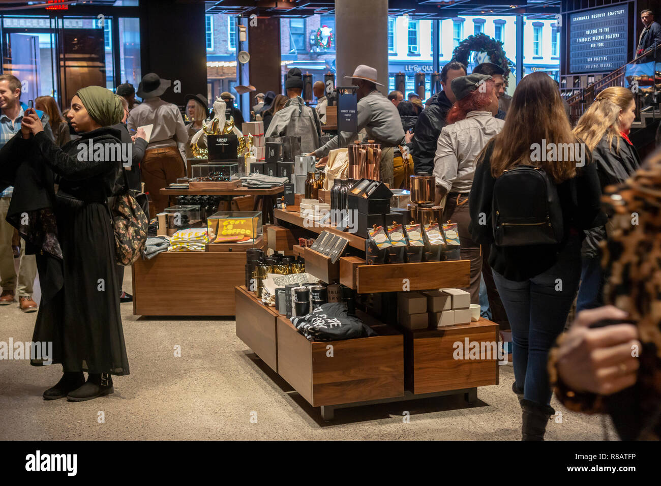 New York, USA. 14. Dezember, 2018. Kaffee Liebhaber strömen zu den Starbucks finden Rösterei in Chelsea in New York auf der großen Eröffnung Tag, Freitag, 14. Dezember 2018. Die 23.000-Quadratfuß-Kaffee der Himmel ist das vierte von gehobenen Positionen des Unternehmens, mit mehreren Coffee Bars, eine Niederlassung der italienischen Bäckerei Erfüllungsrisiken (Wer liefert Backwaren zu Starbucks) und eine offene und Besucher können den Röstprozess zu beobachten. (© Richard B. Levine) Credit: Richard Levine/Alamy leben Nachrichten Stockfoto New York, USA. 14. Dezember, 2018. Kaffee Liebhaber strömen zu den Starbucks finden Rösterei in Chelsea in New York auf der großen Eröffnung Tag, Freitag, 14. Dezember 2018. Die 23.000-Quadratfuß-Kaffee der Himmel ist das vierte von gehobenen Positionen des Unternehmens, mit mehreren Coffee Bars, eine Niederlassung der italienischen Bäckerei Erfüllungsrisiken (Wer liefert Backwaren zu Starbucks) und eine offene und Besucher können den Röstprozess zu beobachten. (© Richard B. Levine) Credit: Richard Levine/Alamy leben Nachrichten Stockfoto
