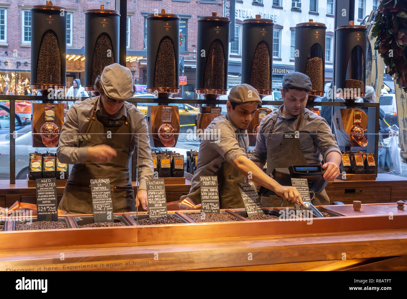 New York, USA. 14. Dezember, 2018. Kaffeebohnen für den Verkauf in den Starbucks finden Rösterei in Chelsea in New York auf der großen Eröffnung Tag, Freitag, 14. Dezember 2018. Die 23.000-Quadratfuß-Kaffee der Himmel ist das vierte von gehobenen Positionen des Unternehmens, mit mehreren Coffee Bars, eine Niederlassung der italienischen Bäckerei Erfüllungsrisiken (Wer liefert Backwaren zu Starbucks) und eine offene und Besucher können den Röstprozess zu beobachten. (© Richard B. Levine) Credit: Richard Levine/Alamy leben Nachrichten Stockfoto New York, USA. 14. Dezember, 2018. Kaffeebohnen für den Verkauf in den Starbucks finden Rösterei in Chelsea in New York auf der großen Eröffnung Tag, Freitag, 14. Dezember 2018. Die 23.000-Quadratfuß-Kaffee der Himmel ist das vierte von gehobenen Positionen des Unternehmens, mit mehreren Coffee Bars, eine Niederlassung der italienischen Bäckerei Erfüllungsrisiken (Wer liefert Backwaren zu Starbucks) und eine offene und Besucher können den Röstprozess zu beobachten. (© Richard B. Levine) Credit: Richard Levine/Alamy leben Nachrichten Stockfoto