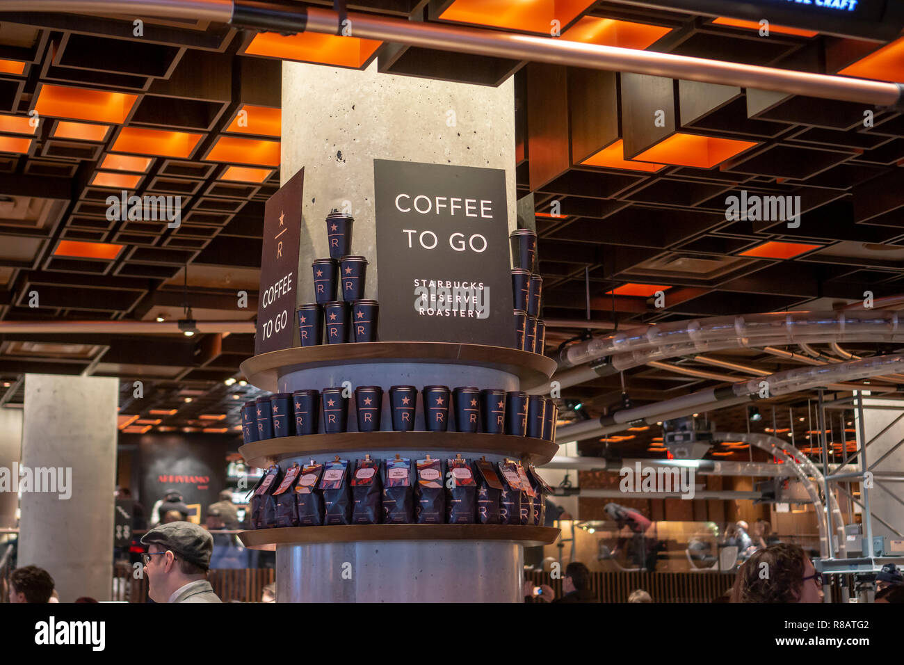 New York, USA. 14. Dezember, 2018. Kaffee Liebhaber strömen zu den Starbucks finden Rösterei in Chelsea in New York auf der großen Eröffnung Tag, Freitag, 14. Dezember 2018. Die 23.000-Quadratfuß-Kaffee der Himmel ist das vierte von gehobenen Positionen des Unternehmens, mit mehreren Coffee Bars, eine Niederlassung der italienischen Bäckerei Erfüllungsrisiken (Wer liefert Backwaren zu Starbucks) und eine offene und Besucher können den Röstprozess zu beobachten. (© Richard B. Levine) Credit: Richard Levine/Alamy leben Nachrichten Stockfoto New York, USA. 14. Dezember, 2018. Kaffee Liebhaber strömen zu den Starbucks finden Rösterei in Chelsea in New York auf der großen Eröffnung Tag, Freitag, 14. Dezember 2018. Die 23.000-Quadratfuß-Kaffee der Himmel ist das vierte von gehobenen Positionen des Unternehmens, mit mehreren Coffee Bars, eine Niederlassung der italienischen Bäckerei Erfüllungsrisiken (Wer liefert Backwaren zu Starbucks) und eine offene und Besucher können den Röstprozess zu beobachten. (© Richard B. Levine) Credit: Richard Levine/Alamy leben Nachrichten Stockfoto