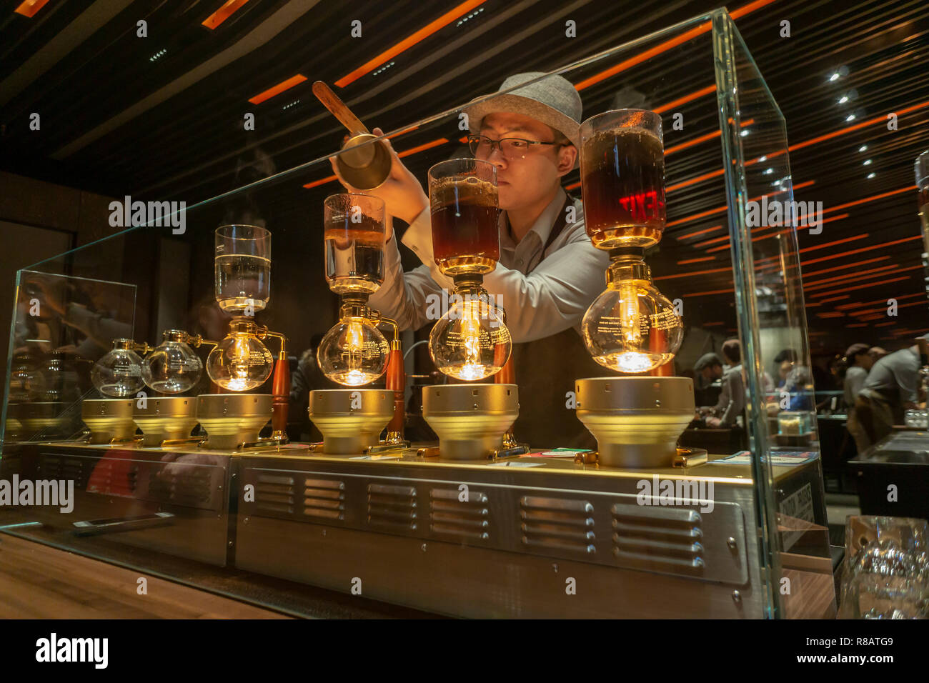 New York, USA. 14. Dezember, 2018. Ein Barista bereitet Siphon Kaffee im Starbucks finden Rösterei in Chelsea in New York auf der großen Eröffnung Tag, Freitag, 14. Dezember 2018. Die 23.000-Quadratfuß-Kaffee der Himmel ist das vierte von gehobenen Positionen des Unternehmens, mit mehreren Coffee Bars, eine Niederlassung der italienischen Bäckerei Erfüllungsrisiken (Wer liefert Backwaren zu Starbucks) und eine offene und Besucher können den Röstprozess zu beobachten. (© Richard B. Levine) Credit: Richard Levine/Alamy leben Nachrichten Stockfoto New York, USA. 14. Dezember, 2018. Ein Barista bereitet Siphon Kaffee im Starbucks finden Rösterei in Chelsea in New York auf der großen Eröffnung Tag, Freitag, 14. Dezember 2018. Die 23.000-Quadratfuß-Kaffee der Himmel ist das vierte von gehobenen Positionen des Unternehmens, mit mehreren Coffee Bars, eine Niederlassung der italienischen Bäckerei Erfüllungsrisiken (Wer liefert Backwaren zu Starbucks) und eine offene und Besucher können den Röstprozess zu beobachten. (© Richard B. Levine) Credit: Richard Levine/Alamy leben Nachrichten Stockfoto