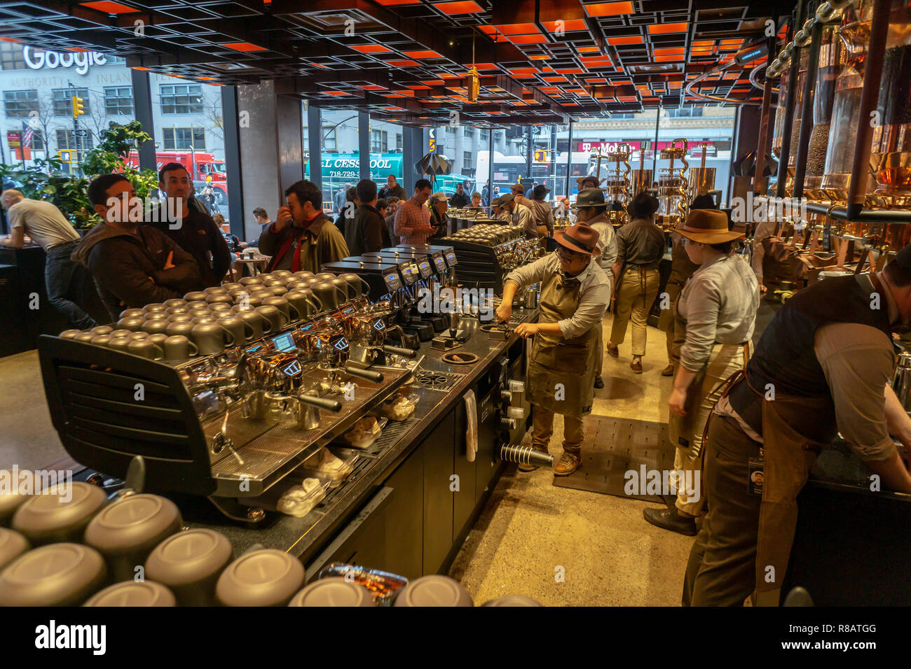 New York, USA. 14. Dezember, 2018. Kaffee Liebhaber strömen zu den Starbucks finden Rösterei in Chelsea in New York auf der großen Eröffnung Tag, Freitag, 14. Dezember 2018. Die 23.000-Quadratfuß-Kaffee der Himmel ist das vierte von gehobenen Positionen des Unternehmens, mit mehreren Coffee Bars, eine Niederlassung der italienischen Bäckerei Erfüllungsrisiken (Wer liefert Backwaren zu Starbucks) und eine offene und Besucher können den Röstprozess zu beobachten. (© Richard B. Levine) Credit: Richard Levine/Alamy leben Nachrichten Stockfoto New York, USA. 14. Dezember, 2018. Kaffee Liebhaber strömen zu den Starbucks finden Rösterei in Chelsea in New York auf der großen Eröffnung Tag, Freitag, 14. Dezember 2018. Die 23.000-Quadratfuß-Kaffee der Himmel ist das vierte von gehobenen Positionen des Unternehmens, mit mehreren Coffee Bars, eine Niederlassung der italienischen Bäckerei Erfüllungsrisiken (Wer liefert Backwaren zu Starbucks) und eine offene und Besucher können den Röstprozess zu beobachten. (© Richard B. Levine) Credit: Richard Levine/Alamy leben Nachrichten Stockfoto