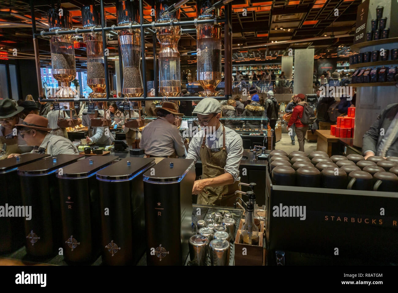New York, USA. 14. Dezember, 2018. Baristas stark an der Arbeit in der Starbucks finden Rösterei in Chelsea in New York auf der großen Eröffnung Tag, Freitag, 14. Dezember 2018. Die 23.000-Quadratfuß-Kaffee der Himmel ist das vierte von gehobenen Positionen des Unternehmens, mit mehreren Coffee Bars, eine Niederlassung der italienischen Bäckerei Erfüllungsrisiken (Wer liefert Backwaren zu Starbucks) und eine offene und Besucher können den Röstprozess zu beobachten. (© Richard B. Levine) Credit: Richard Levine/Alamy leben Nachrichten Stockfoto New York, USA. 14. Dezember, 2018. Baristas stark an der Arbeit in der Starbucks finden Rösterei in Chelsea in New York auf der großen Eröffnung Tag, Freitag, 14. Dezember 2018. Die 23.000-Quadratfuß-Kaffee der Himmel ist das vierte von gehobenen Positionen des Unternehmens, mit mehreren Coffee Bars, eine Niederlassung der italienischen Bäckerei Erfüllungsrisiken (Wer liefert Backwaren zu Starbucks) und eine offene und Besucher können den Röstprozess zu beobachten. (© Richard B. Levine) Credit: Richard Levine/Alamy leben Nachrichten Stockfoto