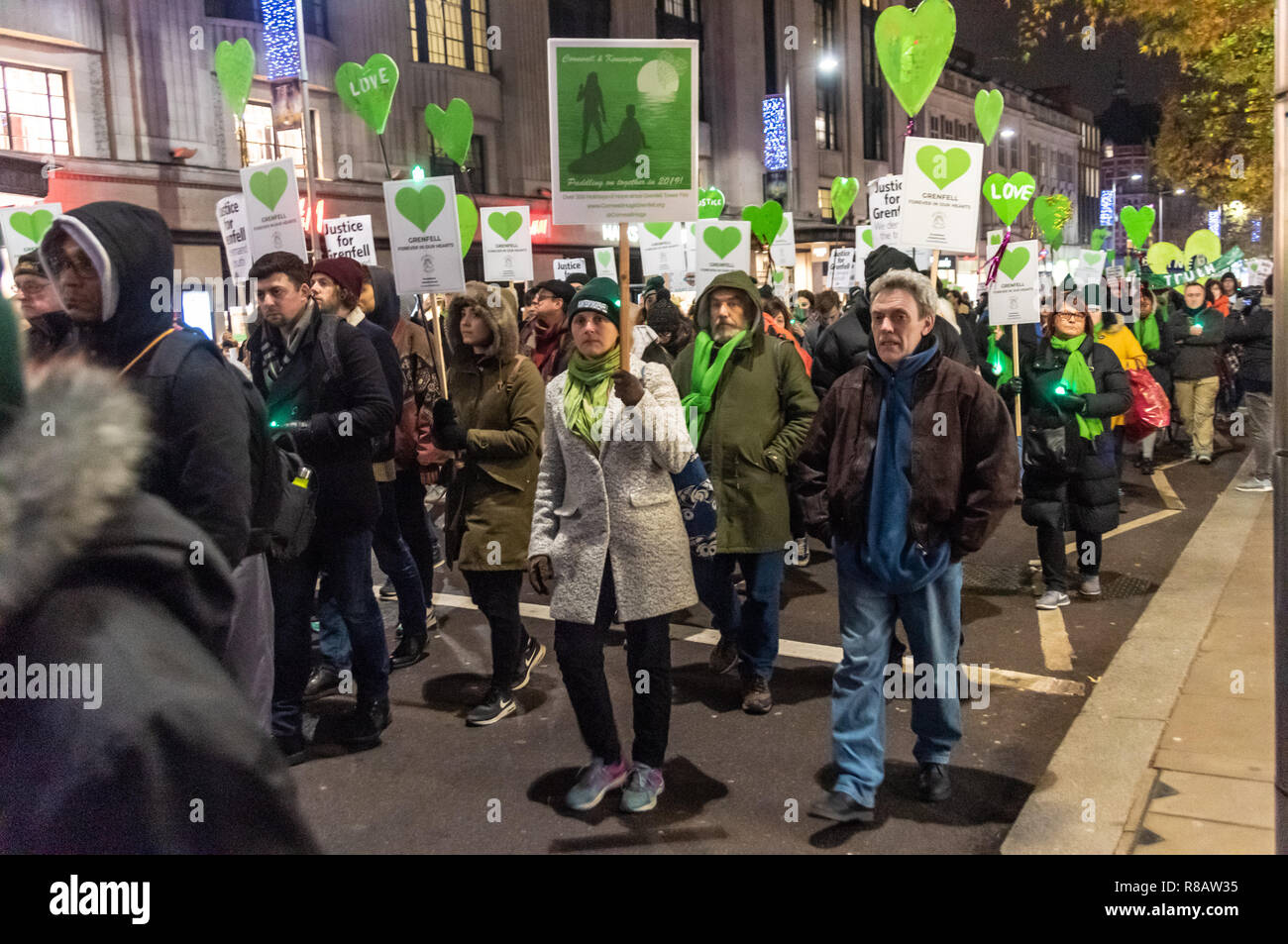 London, Großbritannien. 14. Dezember 2018. Menschen, darunter viele, die Familie und Freunde an Grenfell nehmen Sie teil an einem ruhigen Spaziergang Kennzeichnung 18 Monate seit der Katastrophe verloren. Der Spaziergang begann am Kensington Town Hall weil sie Kensington und Chelsea Rat für die Tragödie und nicht wirksam mit den Nachwirkungen zu tun verantwortlich ist, mit vielen Überlebenden noch nicht richtig rehoused. Sie wollen Gerechtigkeit und die Verantwortlichen vor Gericht gebracht, für die Gemeinschaft betrifft, und Änderungen an Sicherheit für alle zu gewährleisten. Peter Marshall / alamy Leben Nachrichten Stockfoto