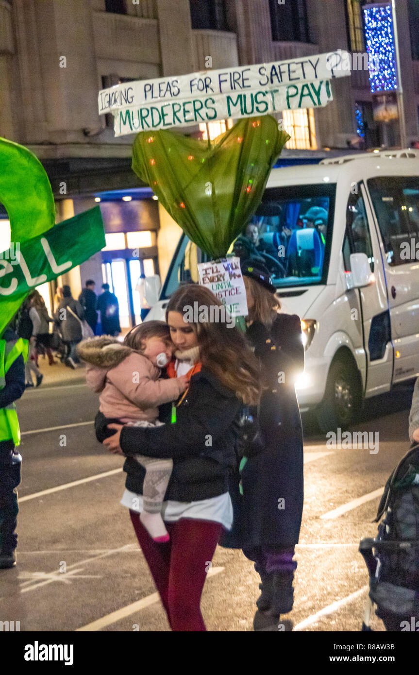 London, Großbritannien. 14. Dezember 2018. Menschen, darunter viele, die Familie und Freunde an Grenfell nehmen Sie teil an einem ruhigen Spaziergang Kennzeichnung 18 Monate seit der Katastrophe verloren. Der Spaziergang begann am Kensington Town Hall weil sie Kensington und Chelsea Rat für die Tragödie und nicht wirksam mit den Nachwirkungen zu tun verantwortlich ist, mit vielen Überlebenden noch nicht richtig rehoused. Sie wollen Gerechtigkeit und die Verantwortlichen vor Gericht gebracht, für die Gemeinschaft betrifft, und Änderungen an Sicherheit für alle zu gewährleisten. Peter Marshall / alamy Leben Nachrichten Stockfoto